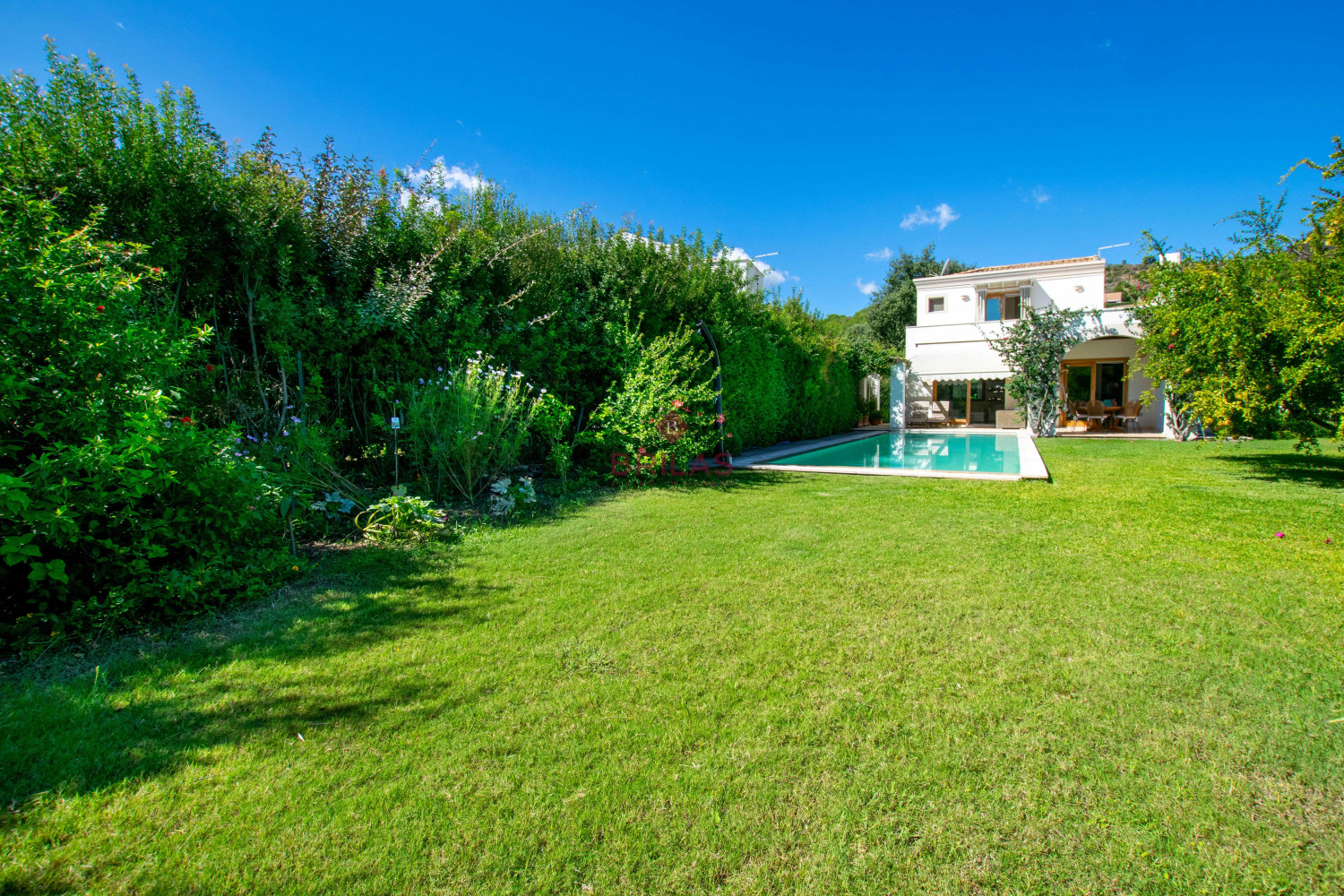 Elegante villa con piscina a Is Molas