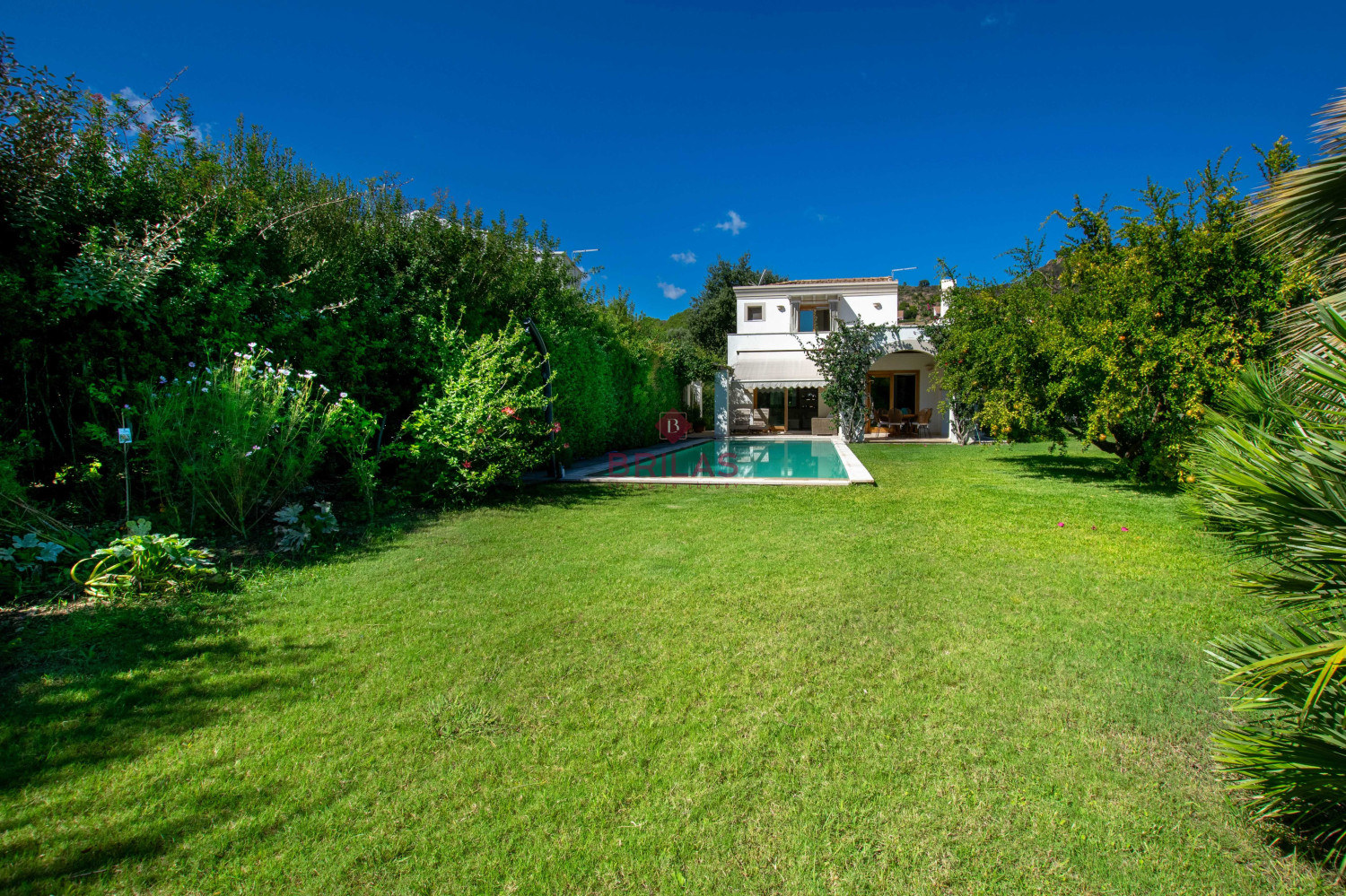 Elegante villa con piscina a Is Molas