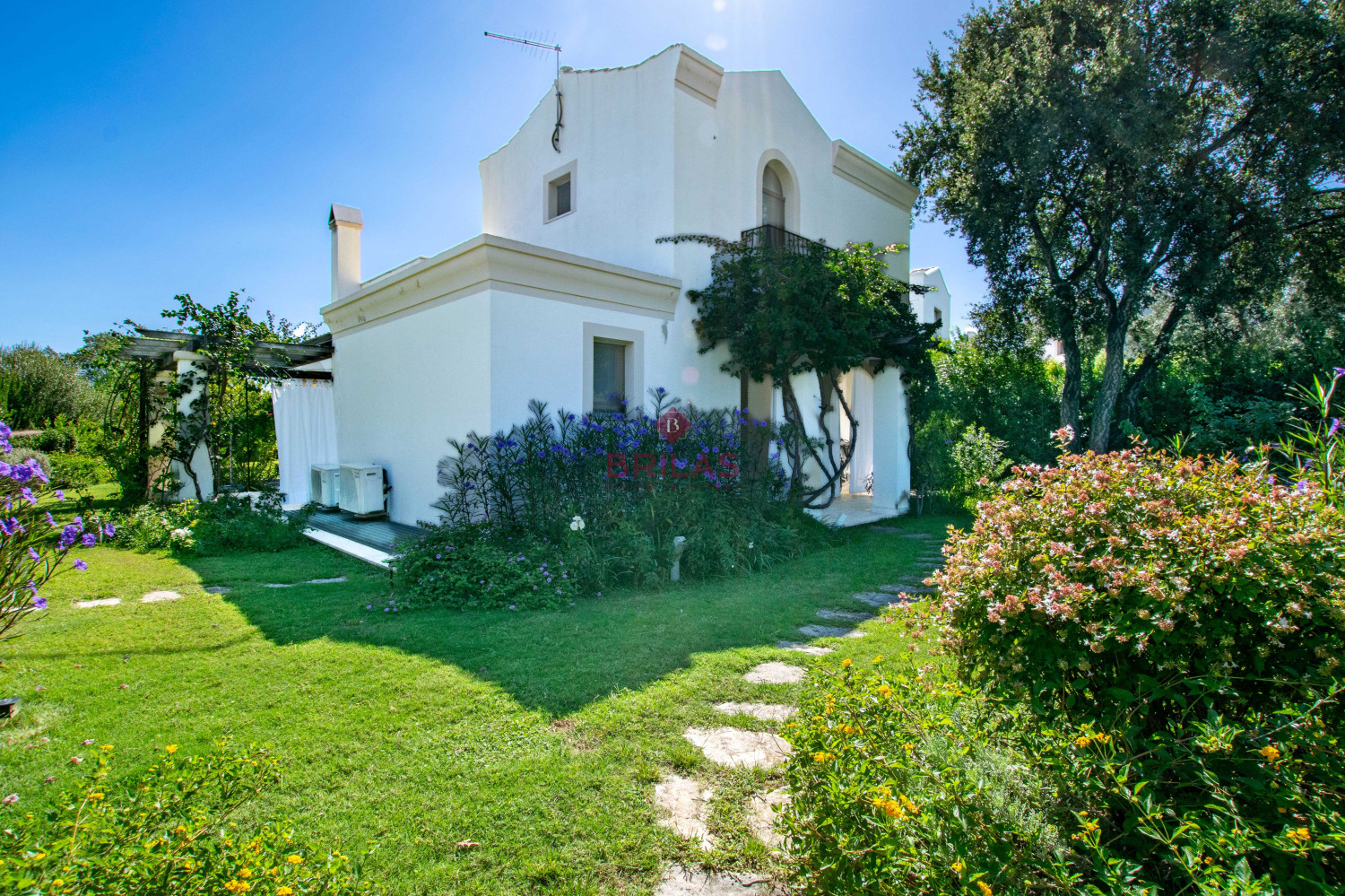 Elegante villa con piscina a Is Molas