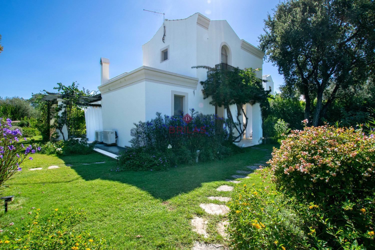 Elegante villa con piscina a Is Molas