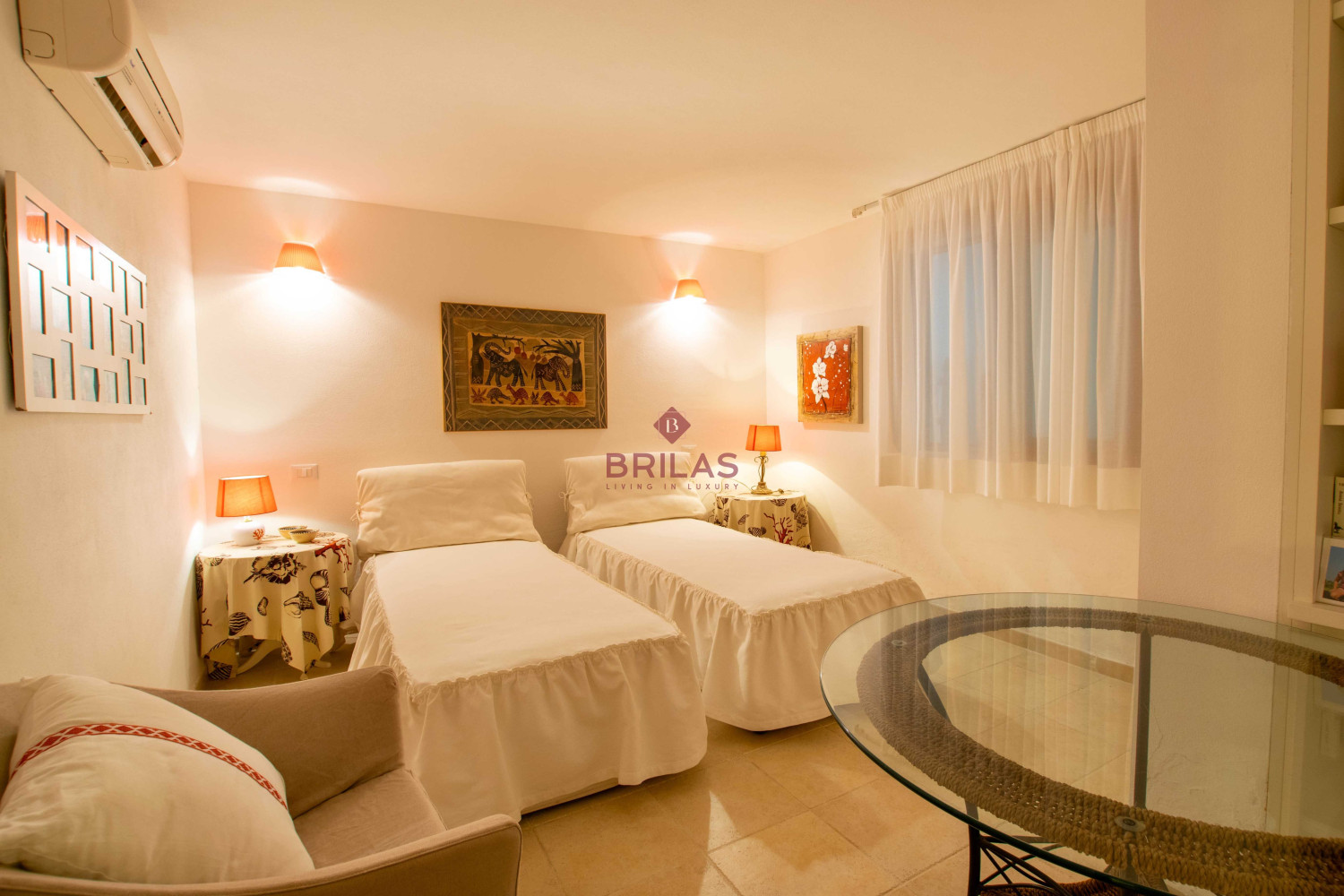 Elegante villa con piscina a Is Molas