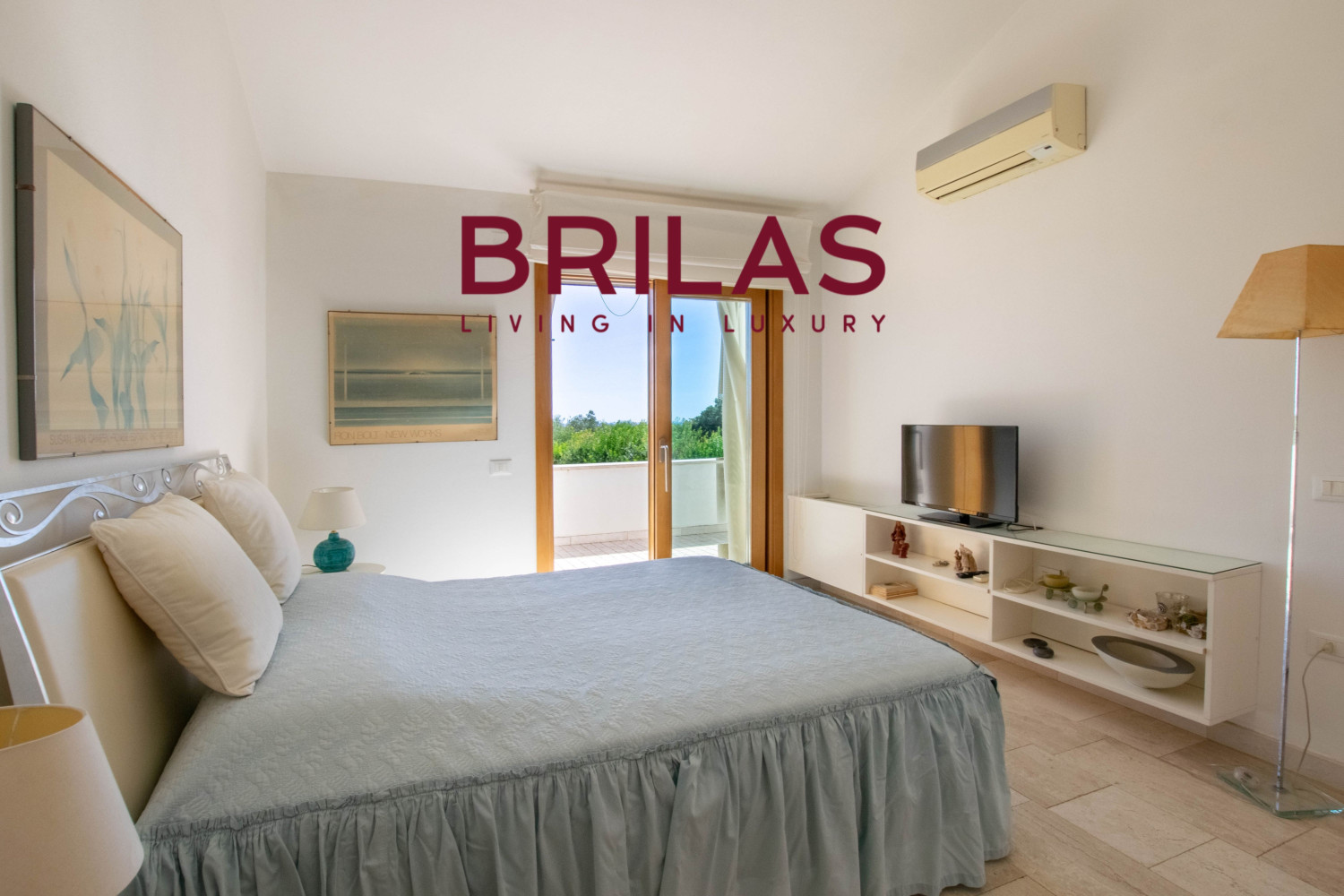 Elegante villa con piscina a Is Molas