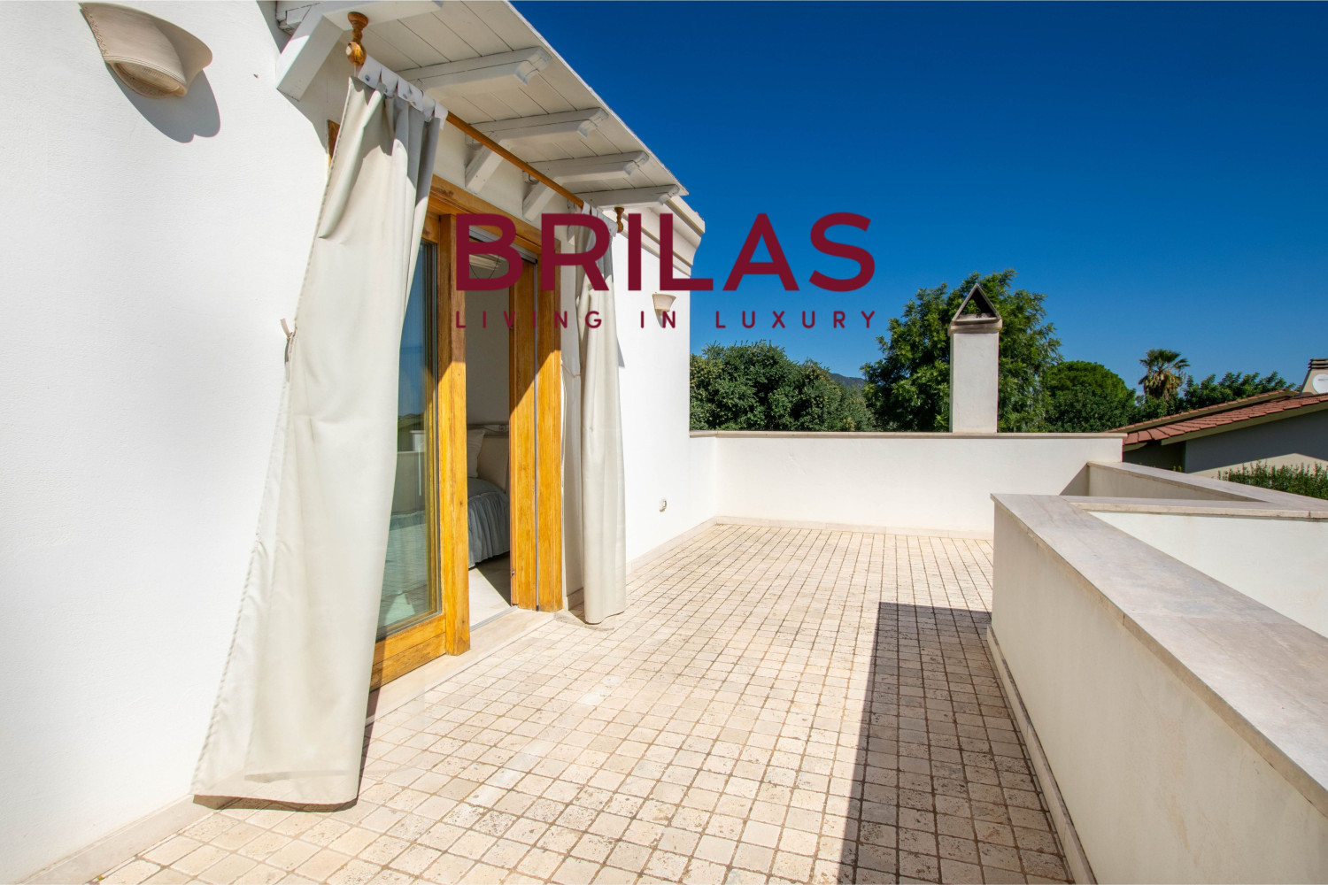 Elegante villa con piscina a Is Molas