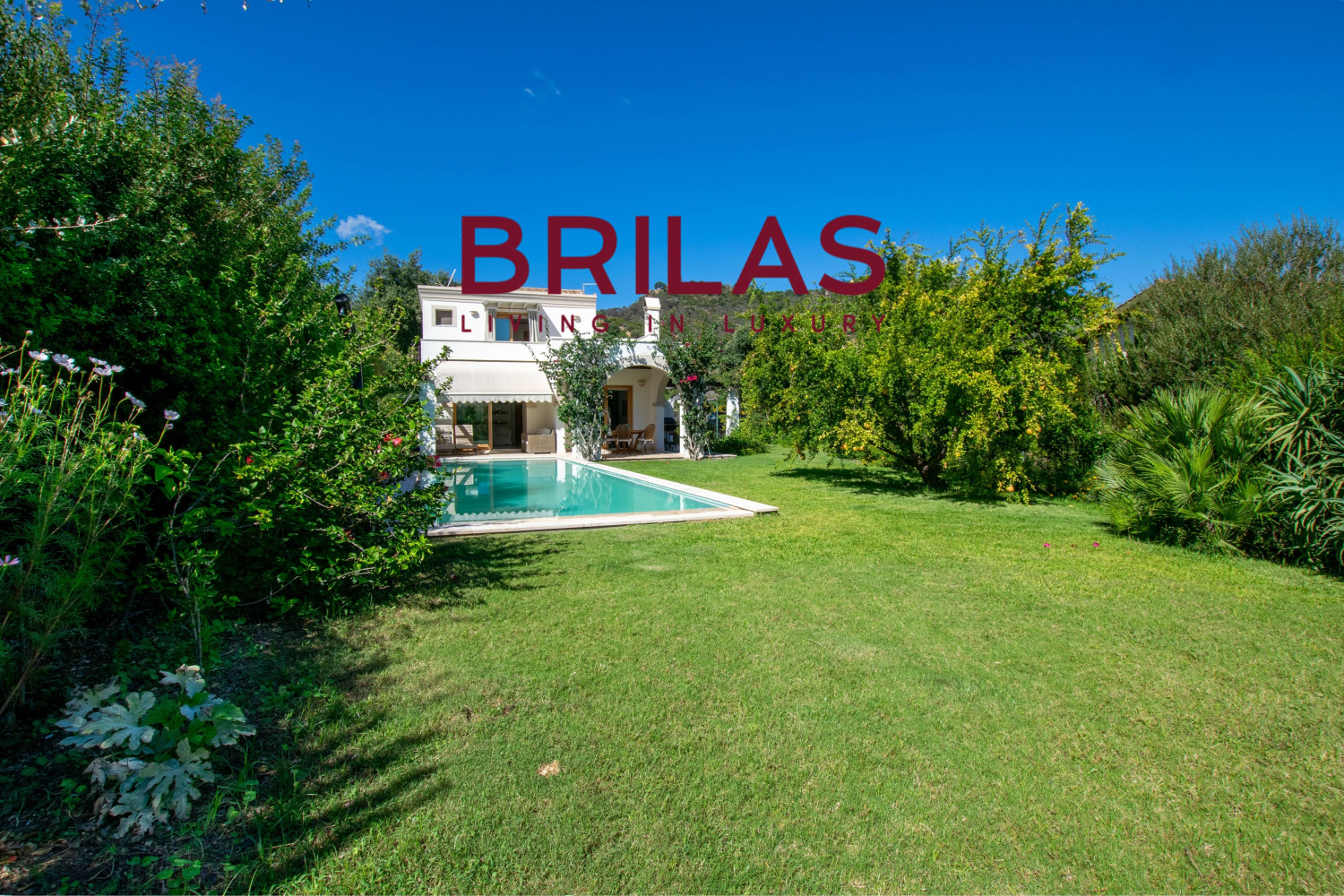 Elegante villa con piscina a Is Molas