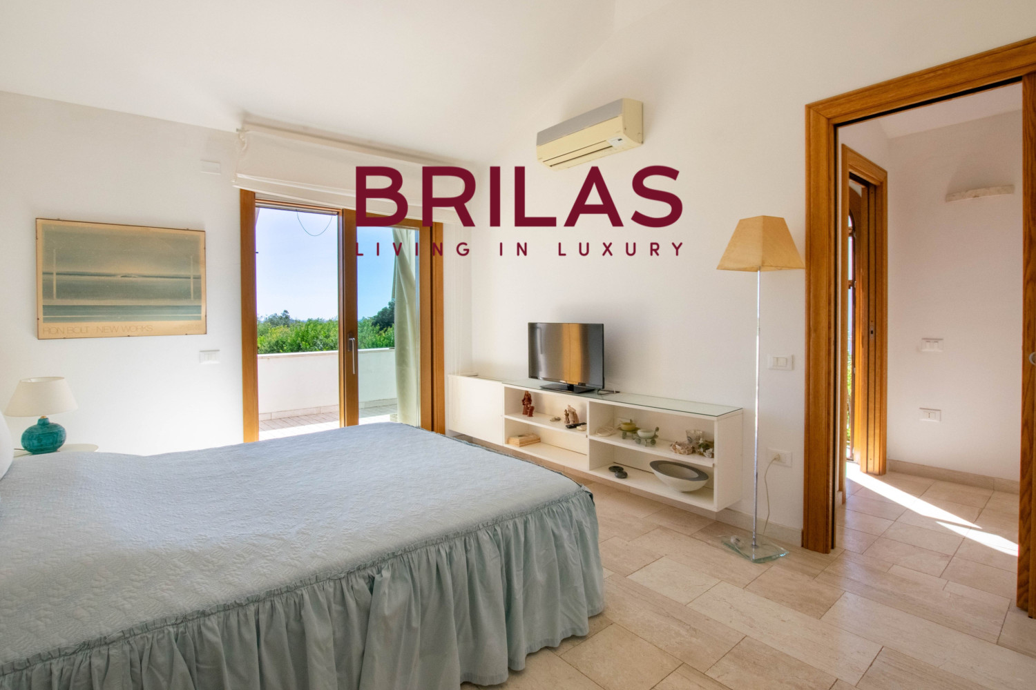 Elegante villa con piscina a Is Molas