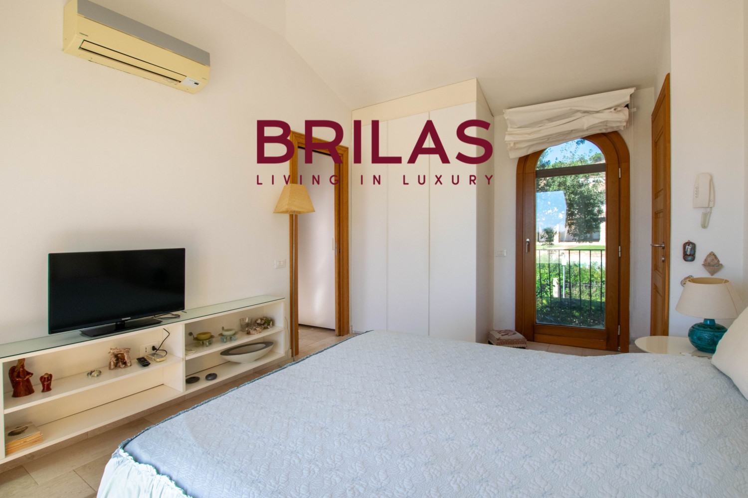 Elegante villa con piscina a Is Molas