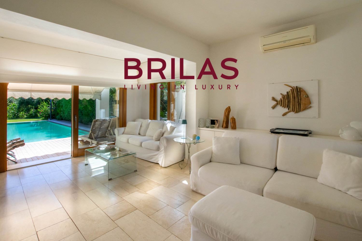 Elegante villa con piscina a Is Molas