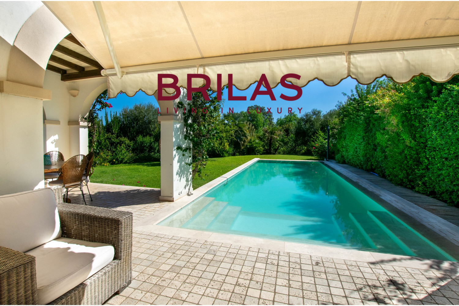 Elegante villa con piscina a Is Molas