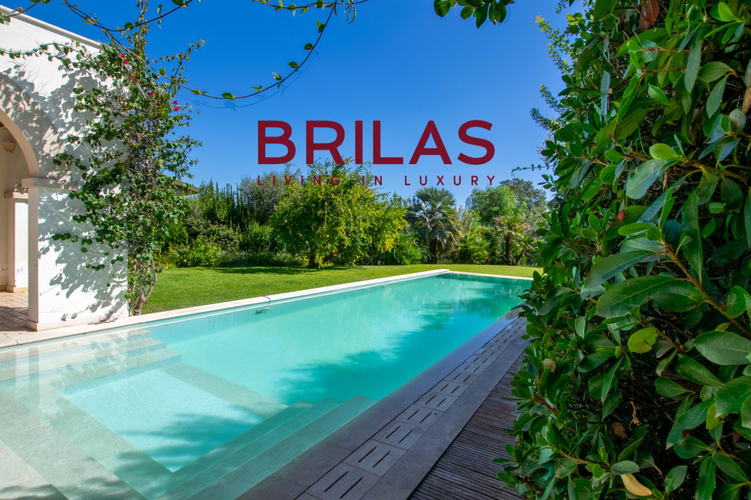 Elegante villa con piscina a Is Molas