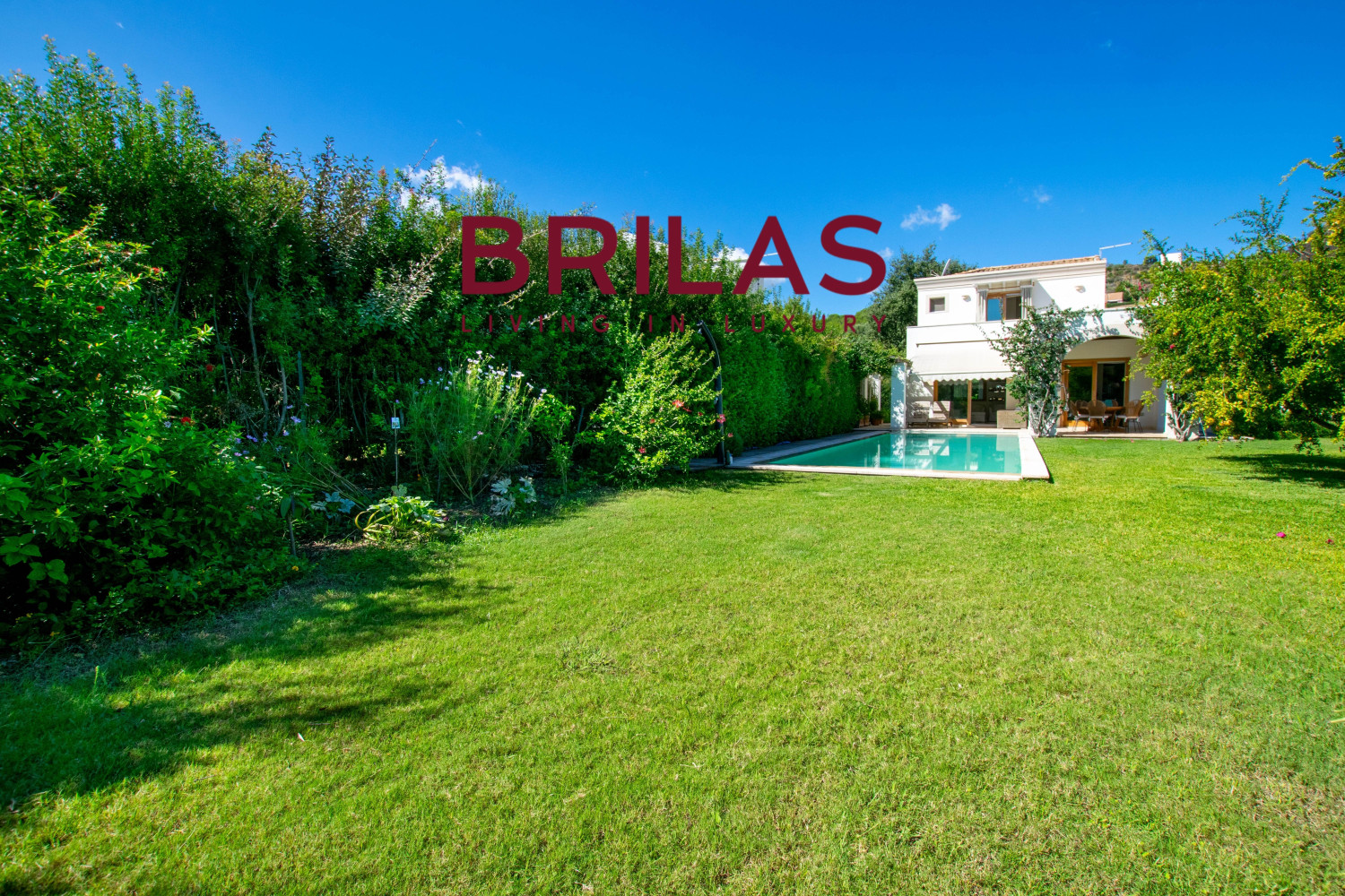 Elegante villa con piscina a Is Molas