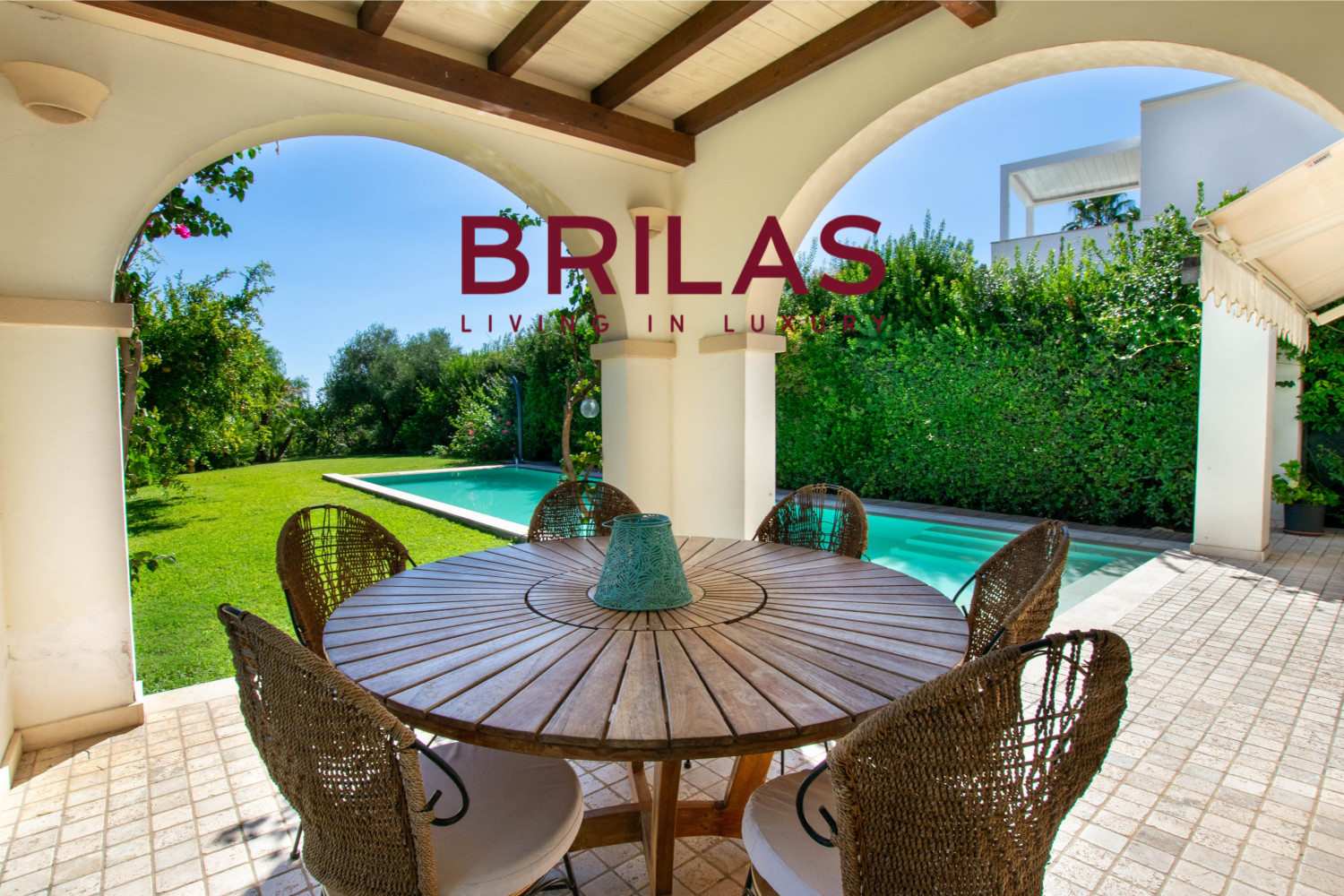 Elegante villa con piscina a Is Molas