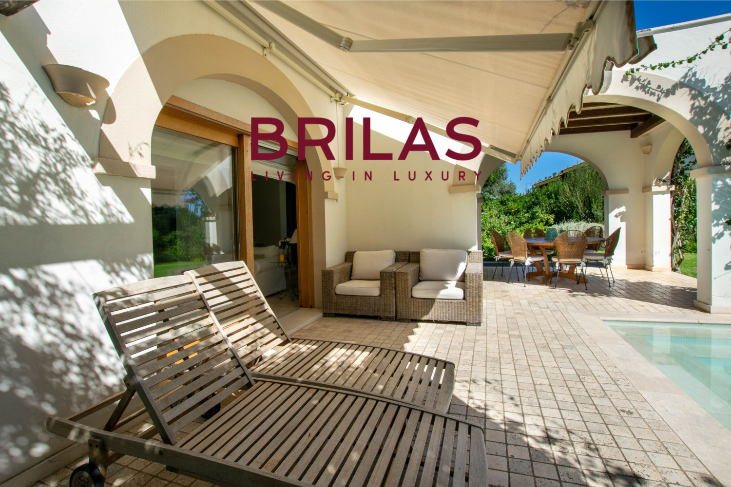 Elegante villa con piscina a Is Molas