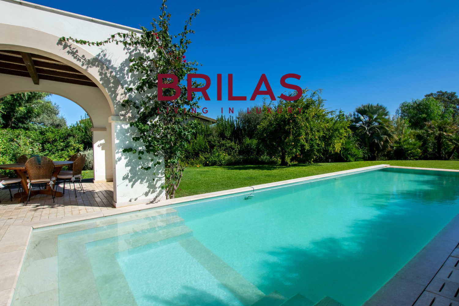 Elegante villa con piscina a Is Molas