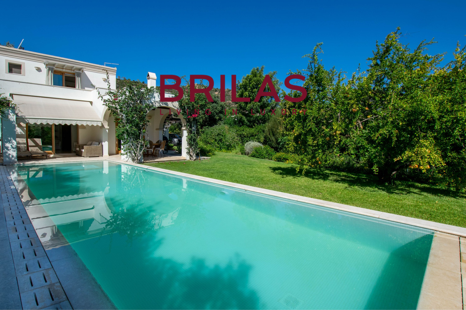 Elegante villa con piscina a Is Molas