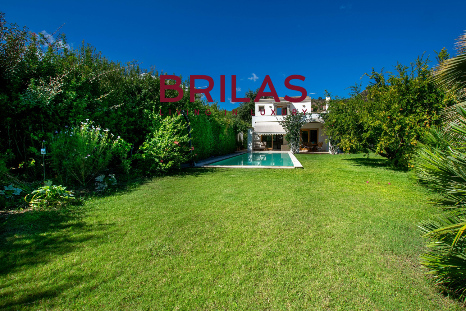 Elegante villa con piscina a Is Molas