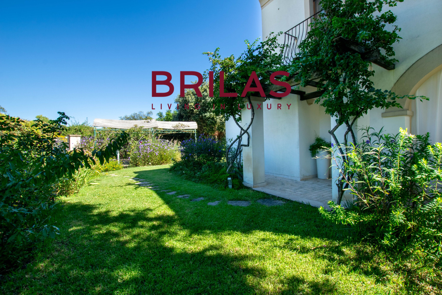 Elegante villa con piscina a Is Molas