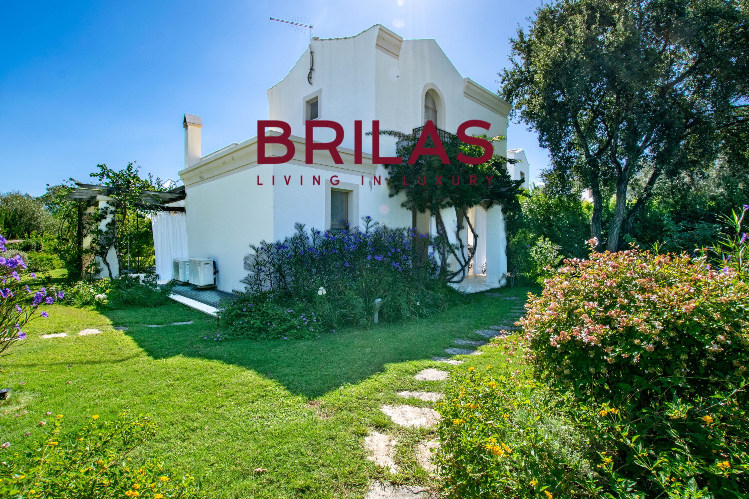 Elegante villa con piscina a Is Molas