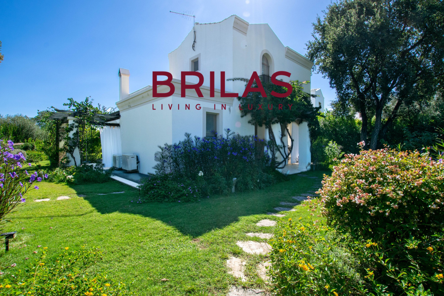 Elegante villa con piscina a Is Molas