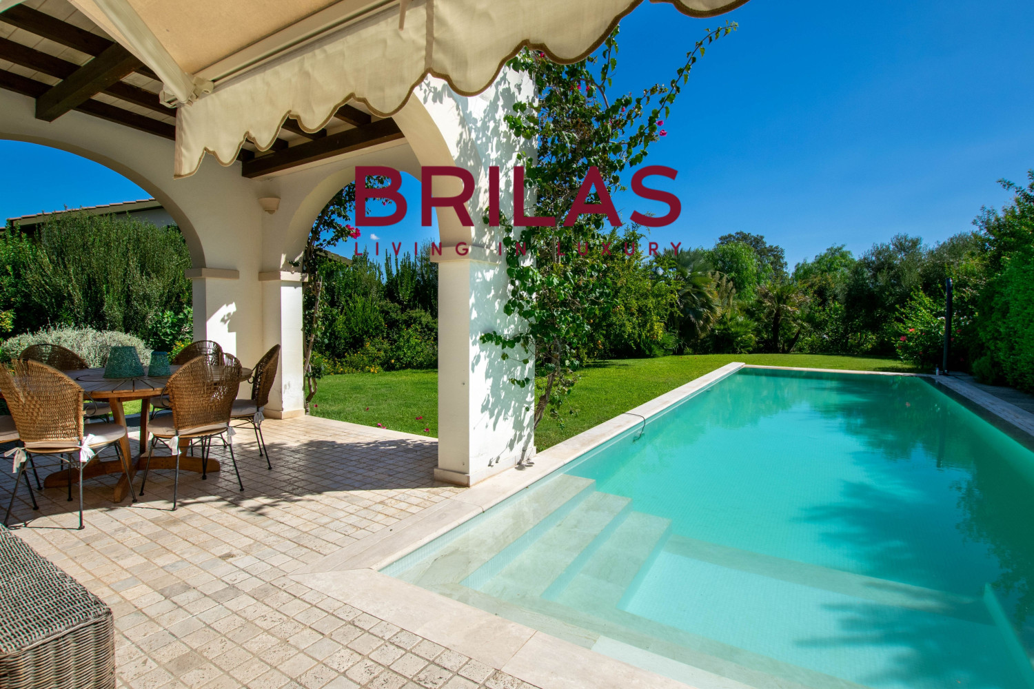 Elegante villa con piscina a Is Molas