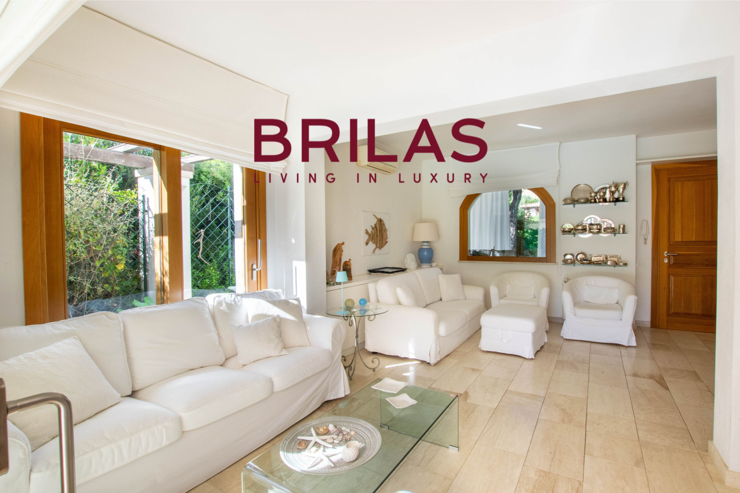 Elegante villa con piscina a Is Molas