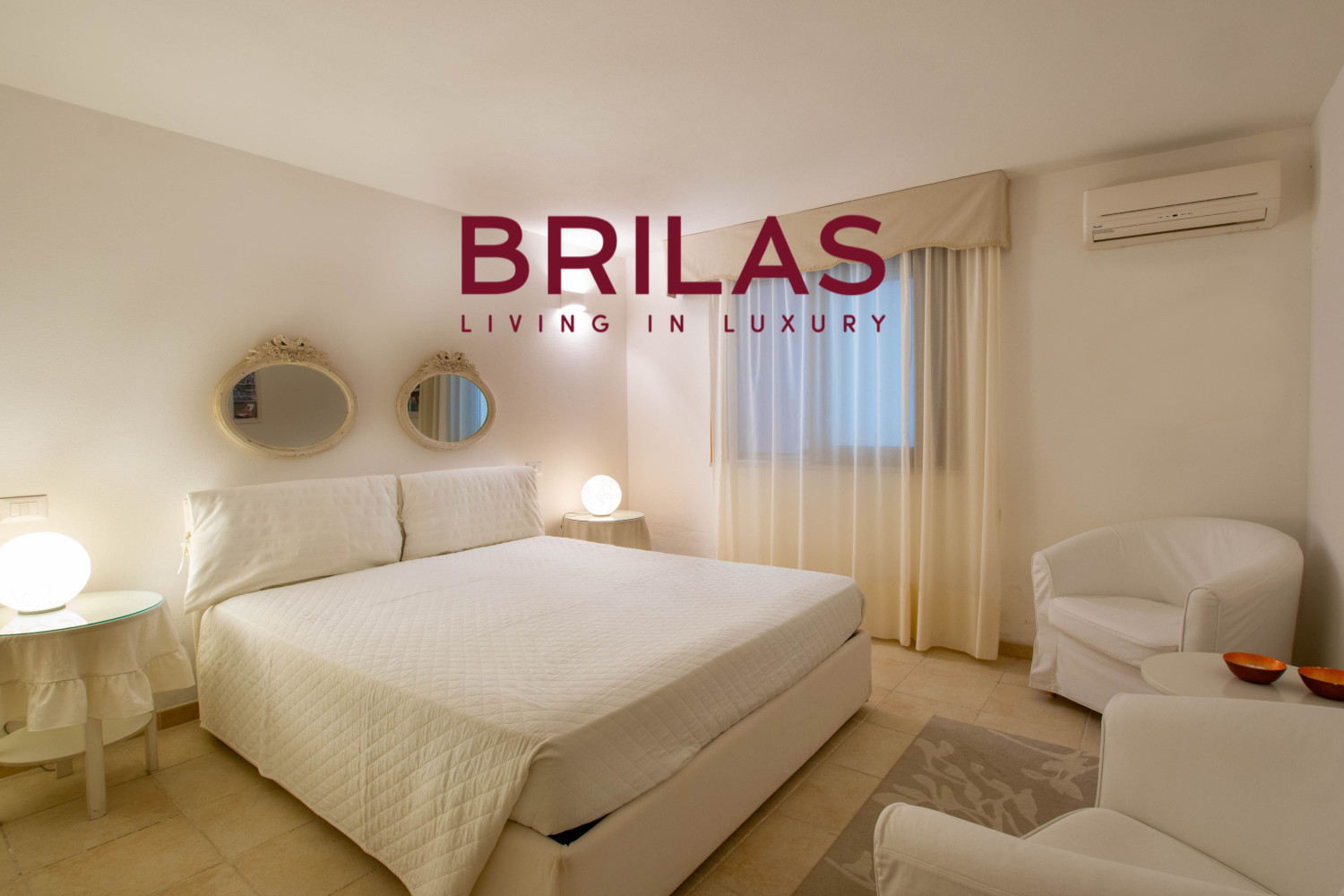 Elegante villa con piscina a Is Molas