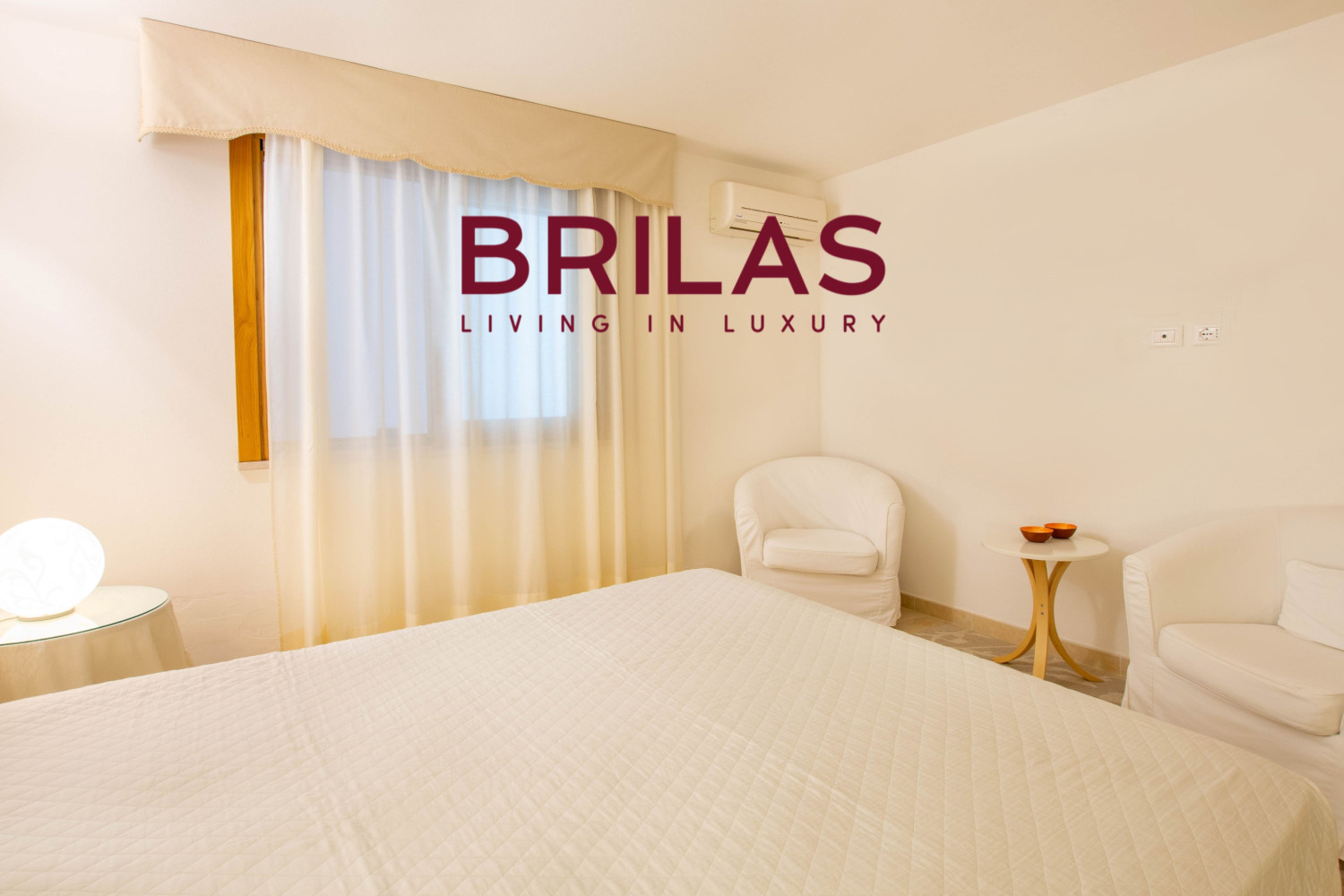 Elegante villa con piscina a Is Molas