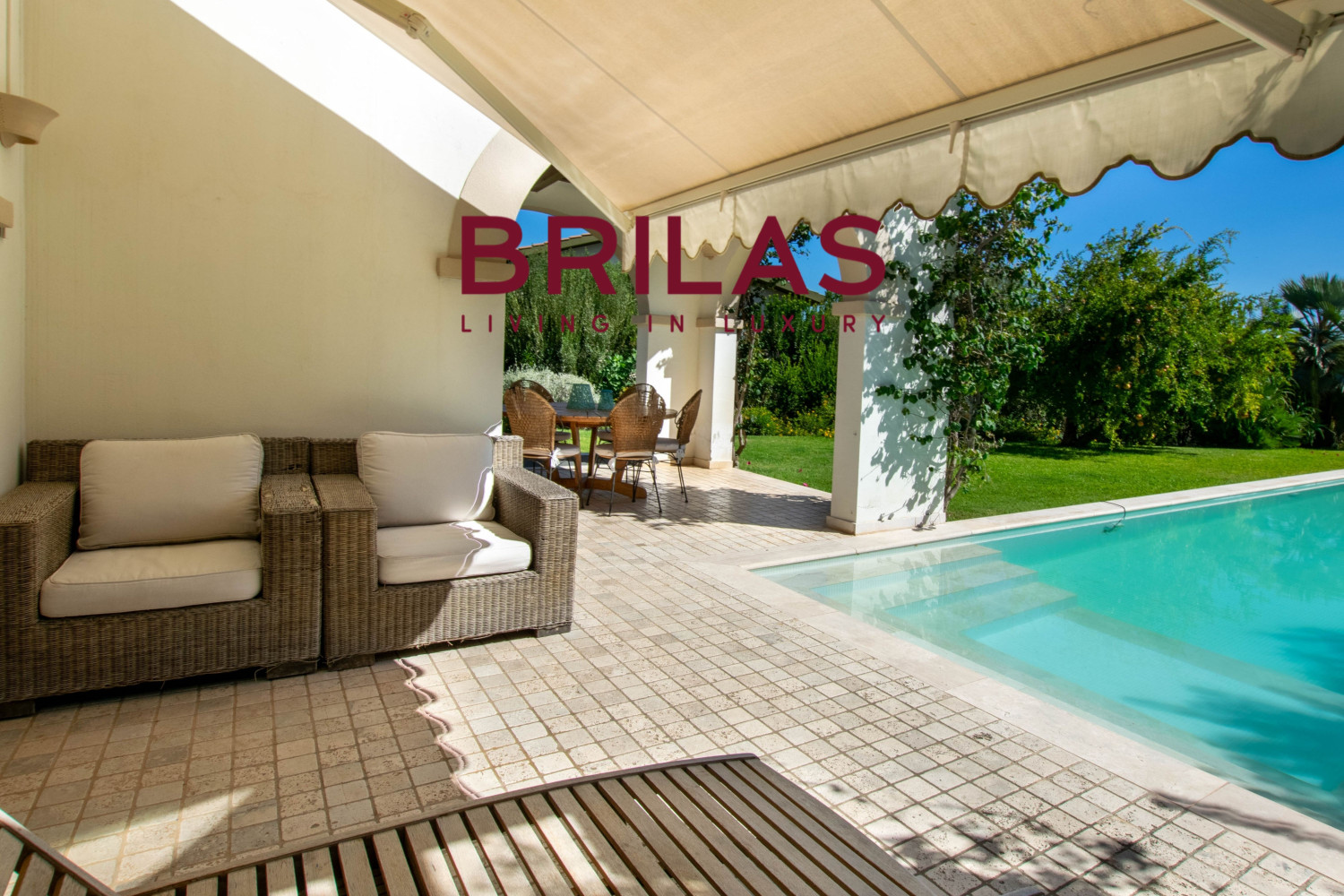 Elegante villa con piscina a Is Molas
