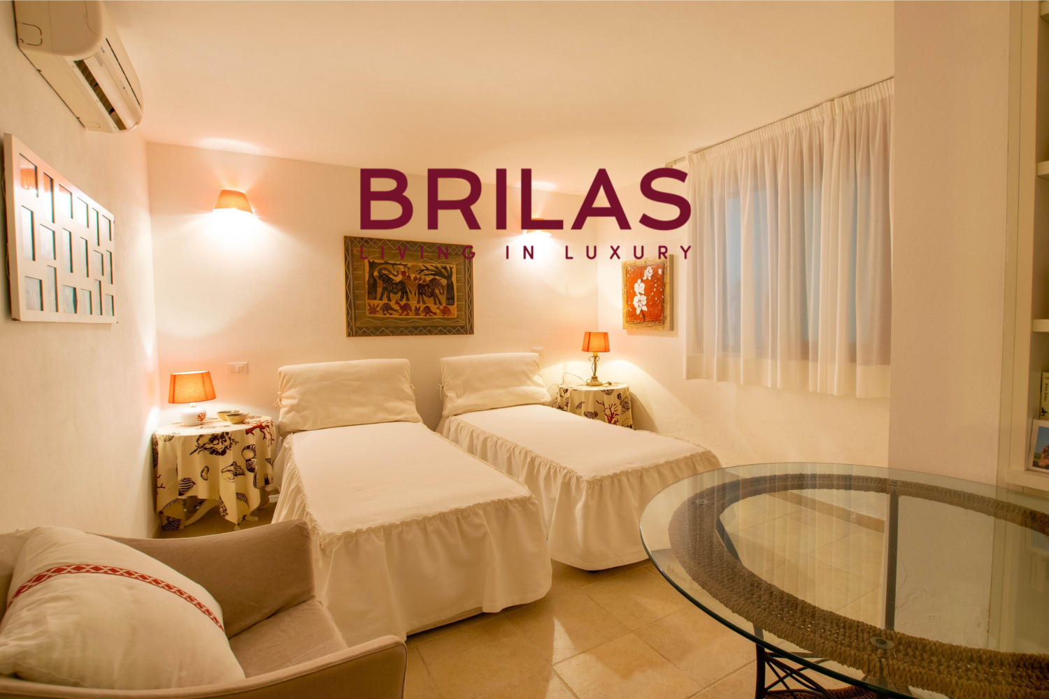 Elegante villa con piscina a Is Molas