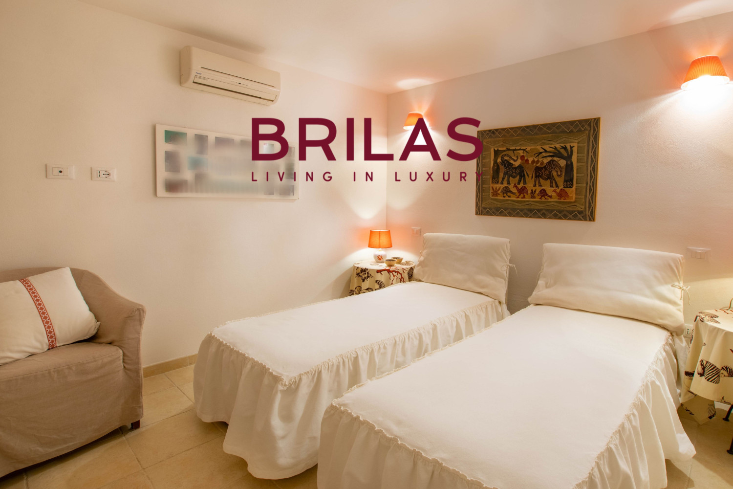 Elegante villa con piscina a Is Molas