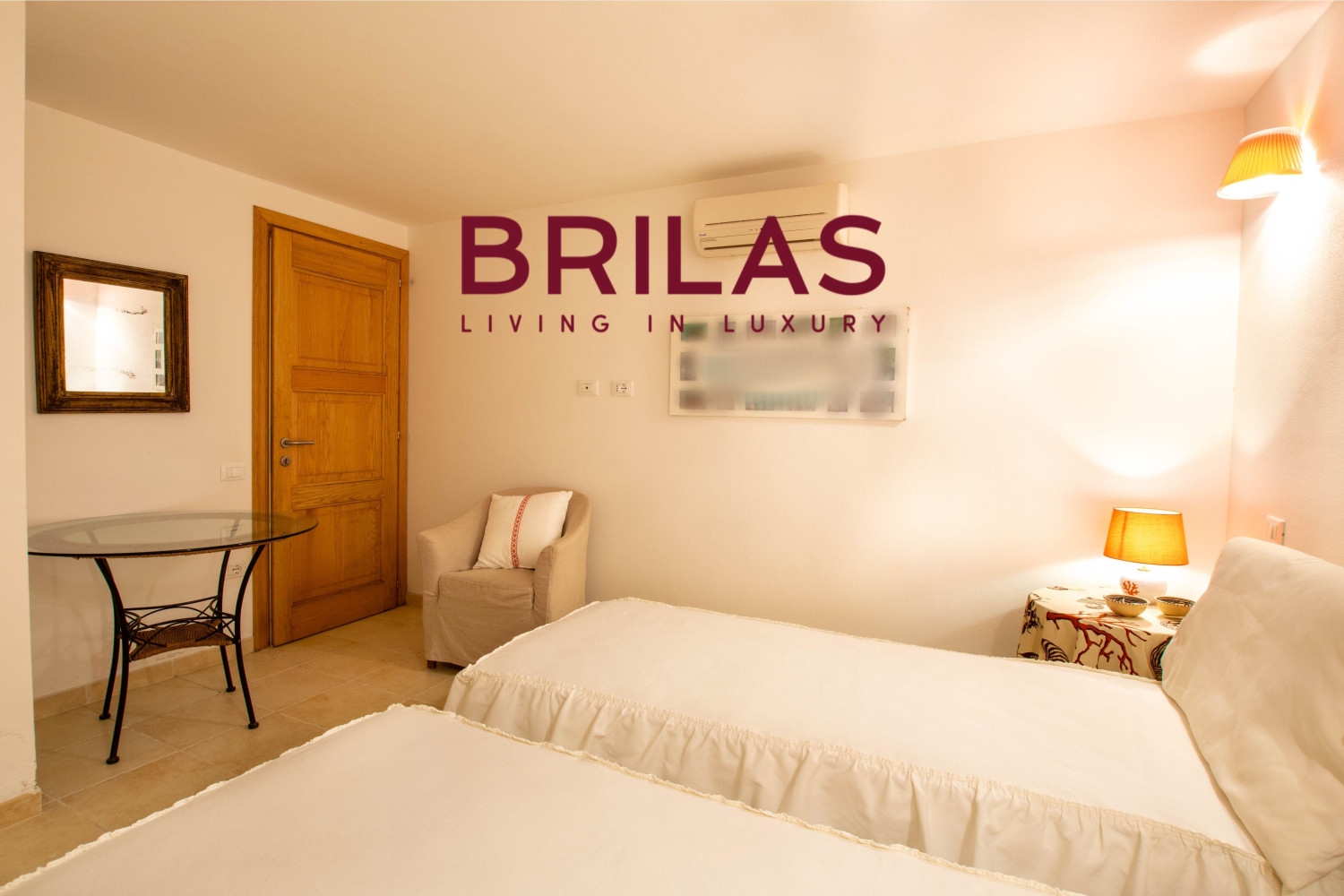 Elegante villa con piscina a Is Molas