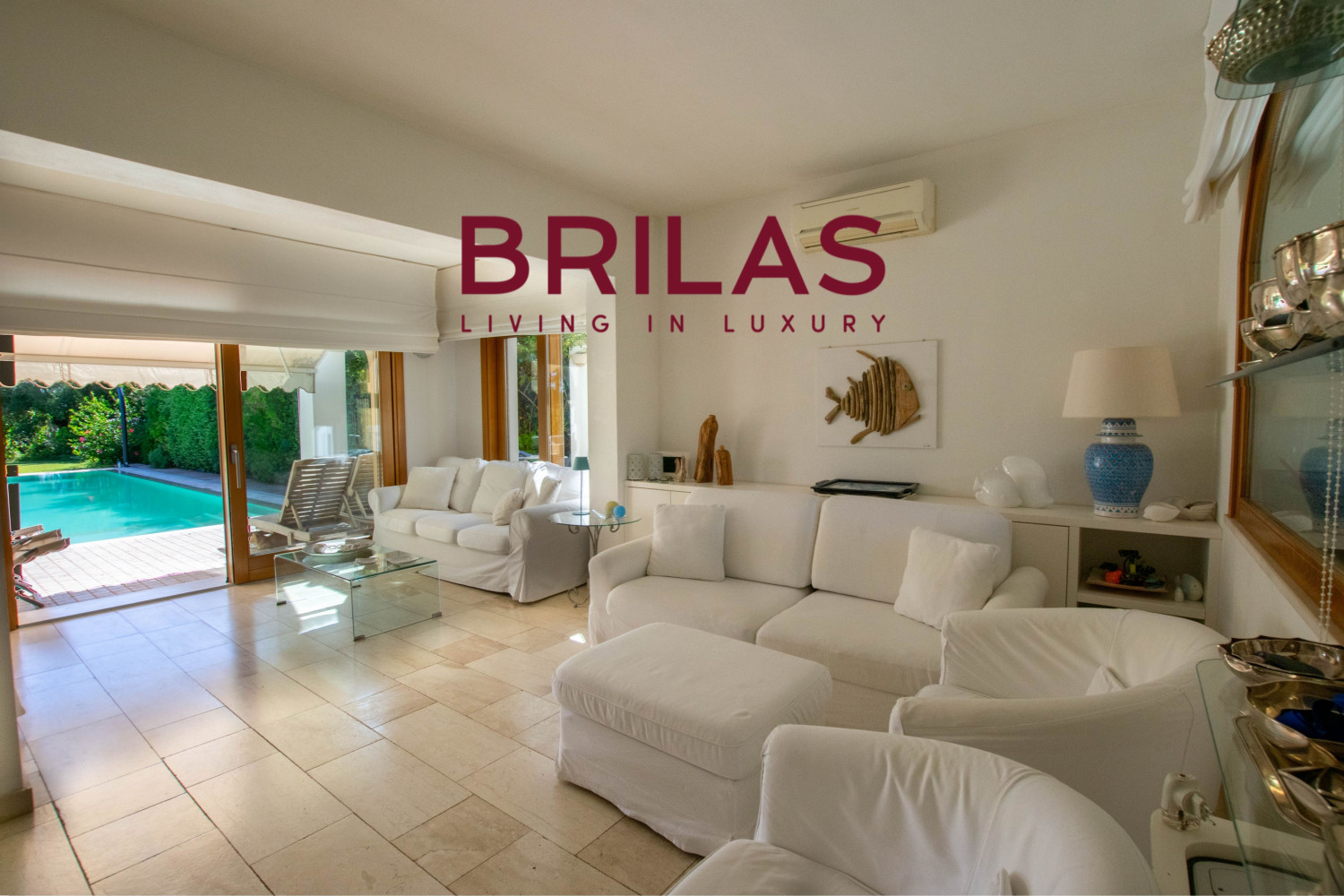 Elegante villa con piscina a Is Molas