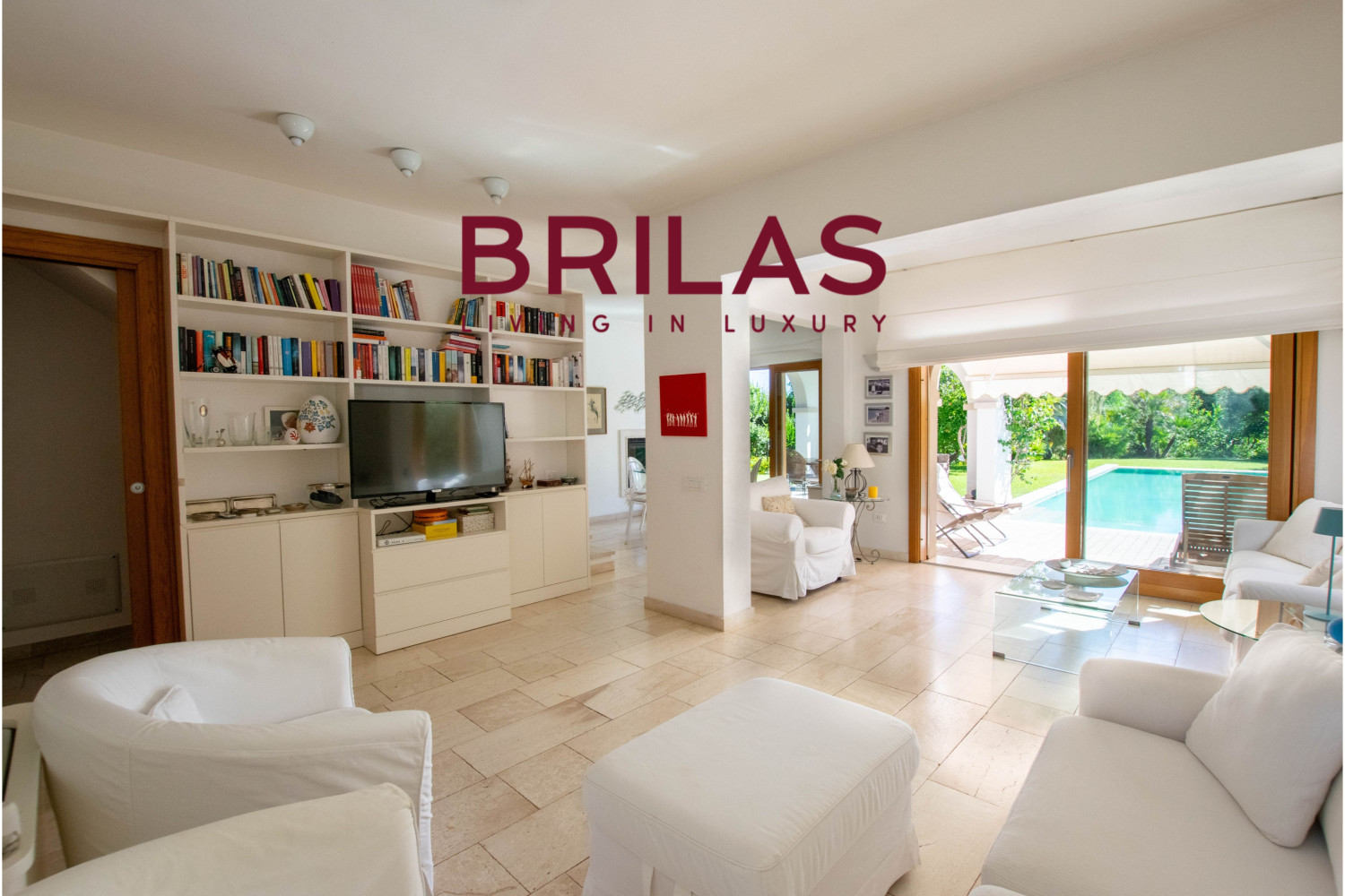 Elegante villa con piscina a Is Molas