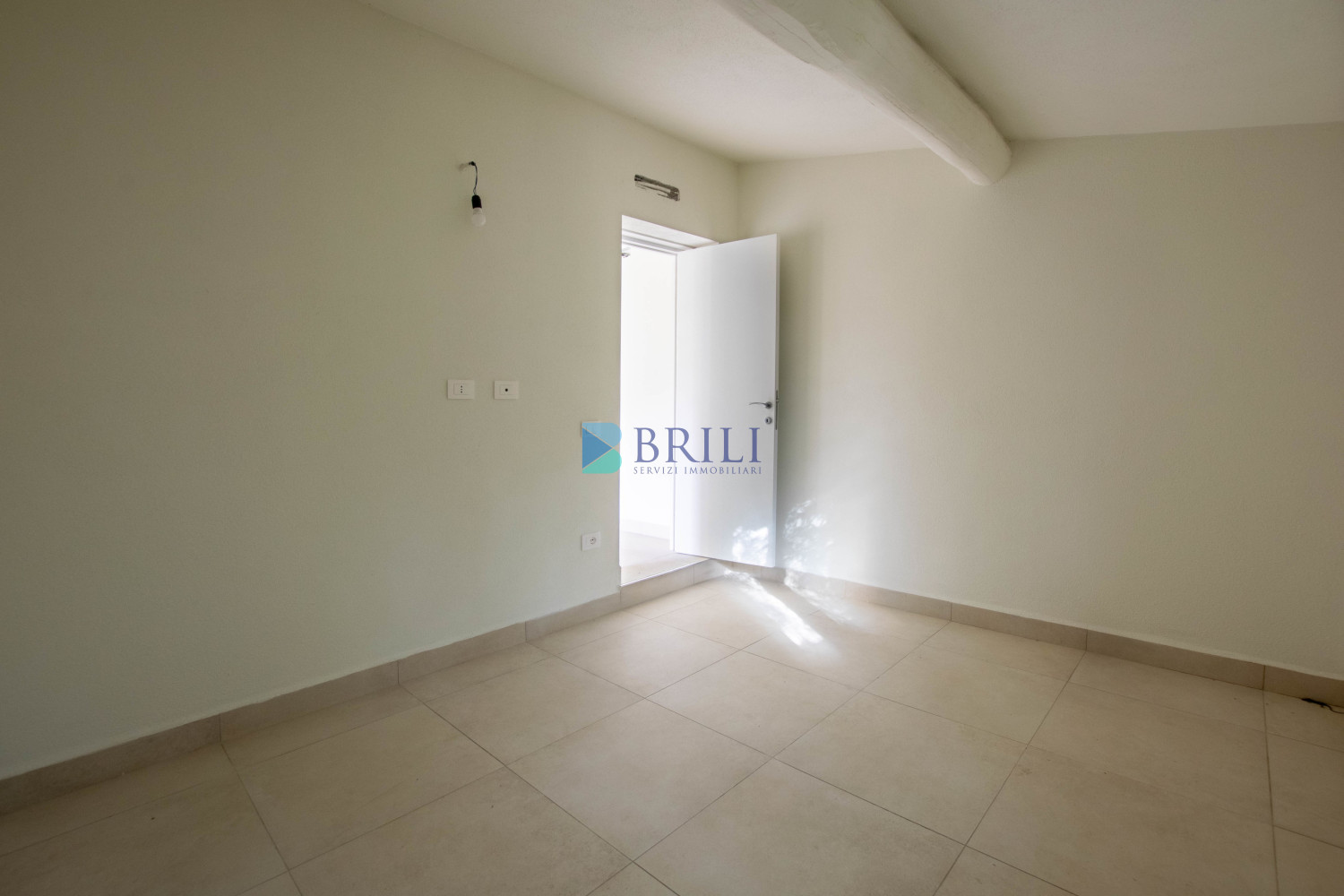 Renovated apartment 200 meters from the sea with a large private garden