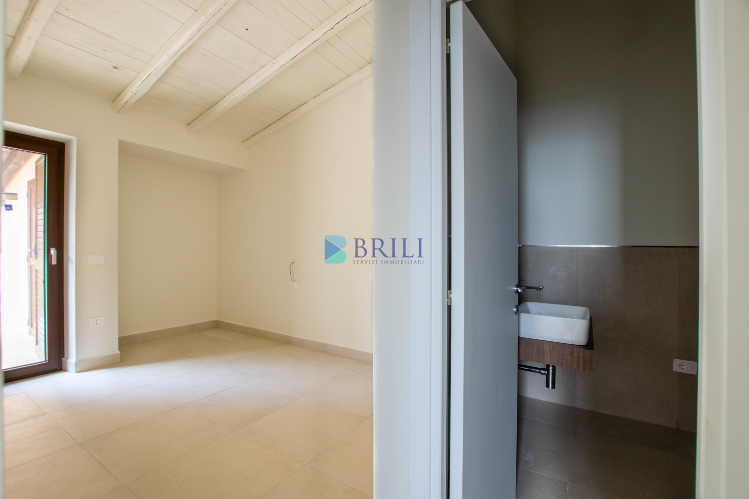 Renovated apartment 200 meters from the sea with a large private garden