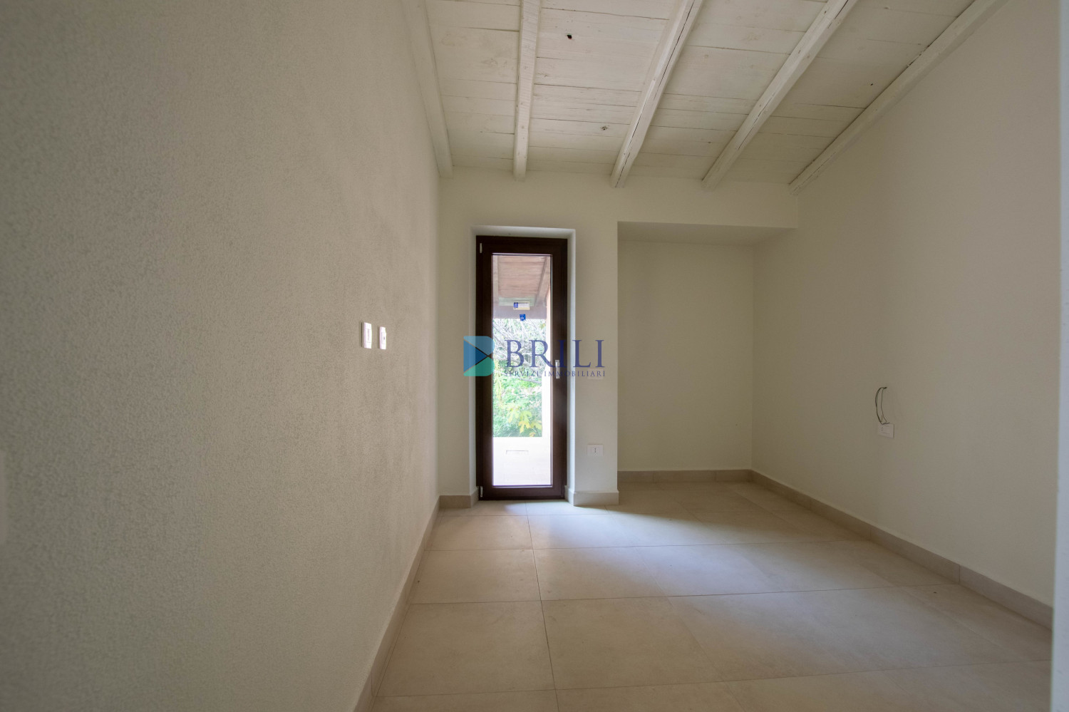 Renovated apartment 200 meters from the sea with a large private garden