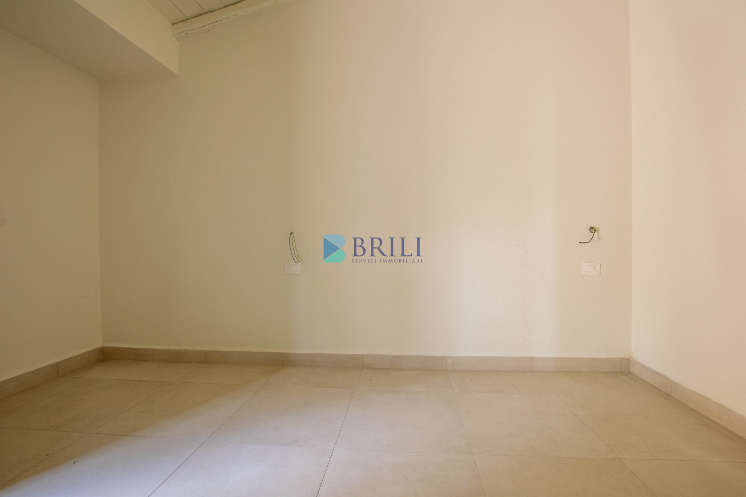 Renovated apartment 200 meters from the sea with a large private garden