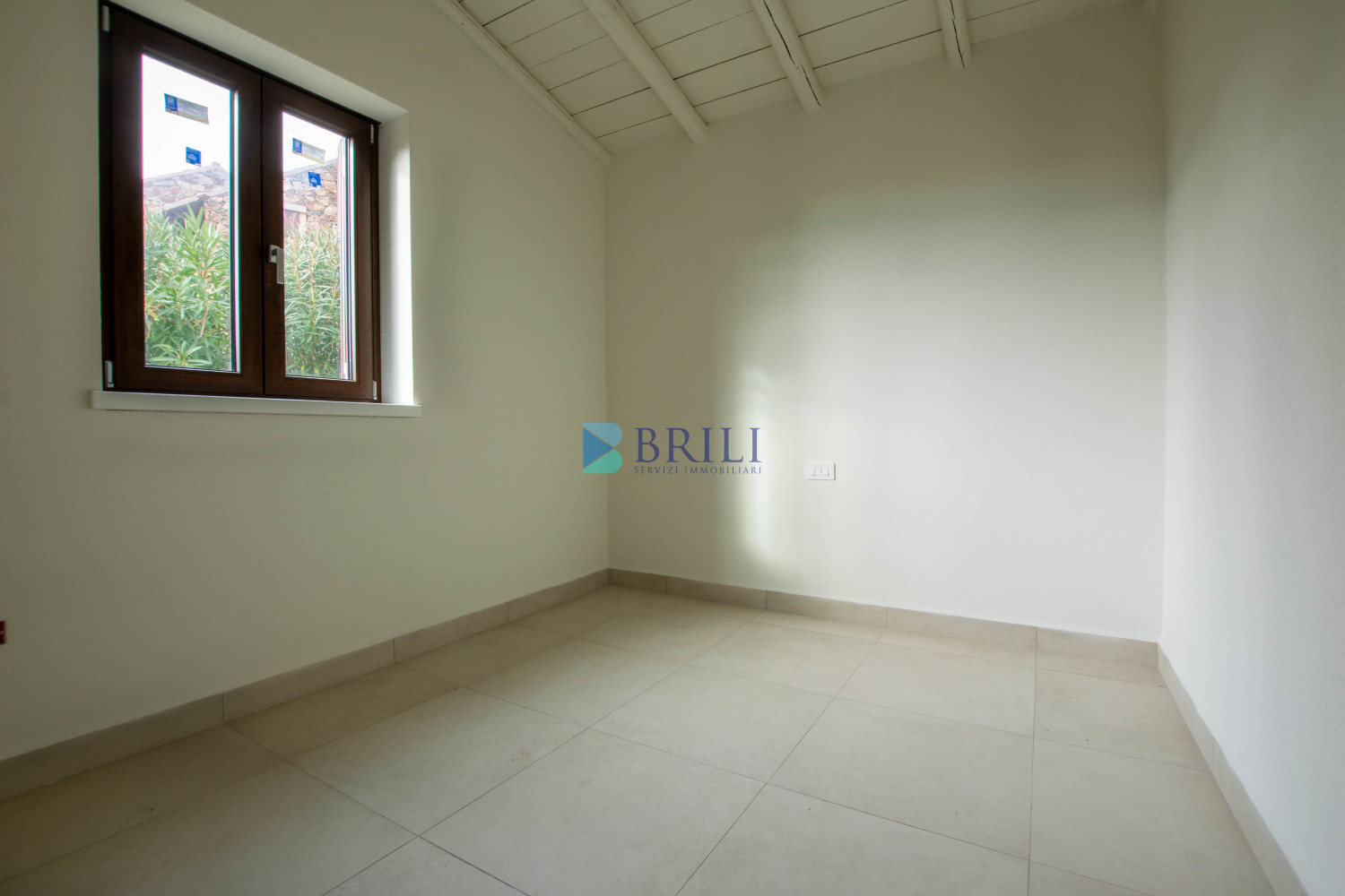 Renovated apartment 200 meters from the sea with a large private garden