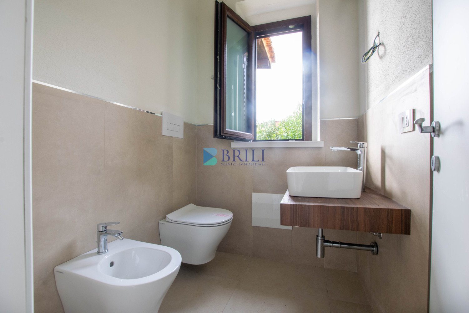 Renovated apartment 200 meters from the sea with a large private garden