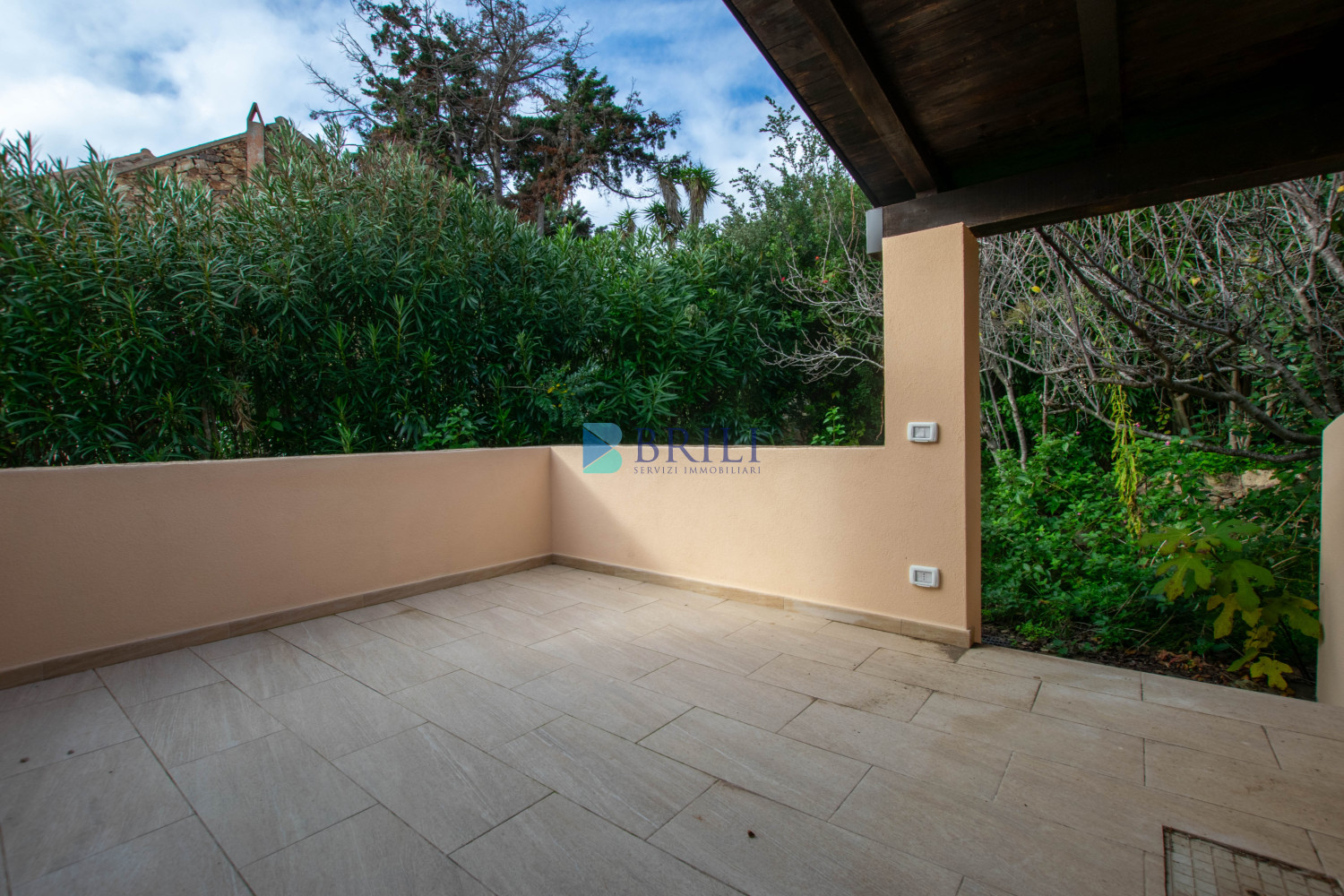 Renovated apartment 200 meters from the sea with a large private garden