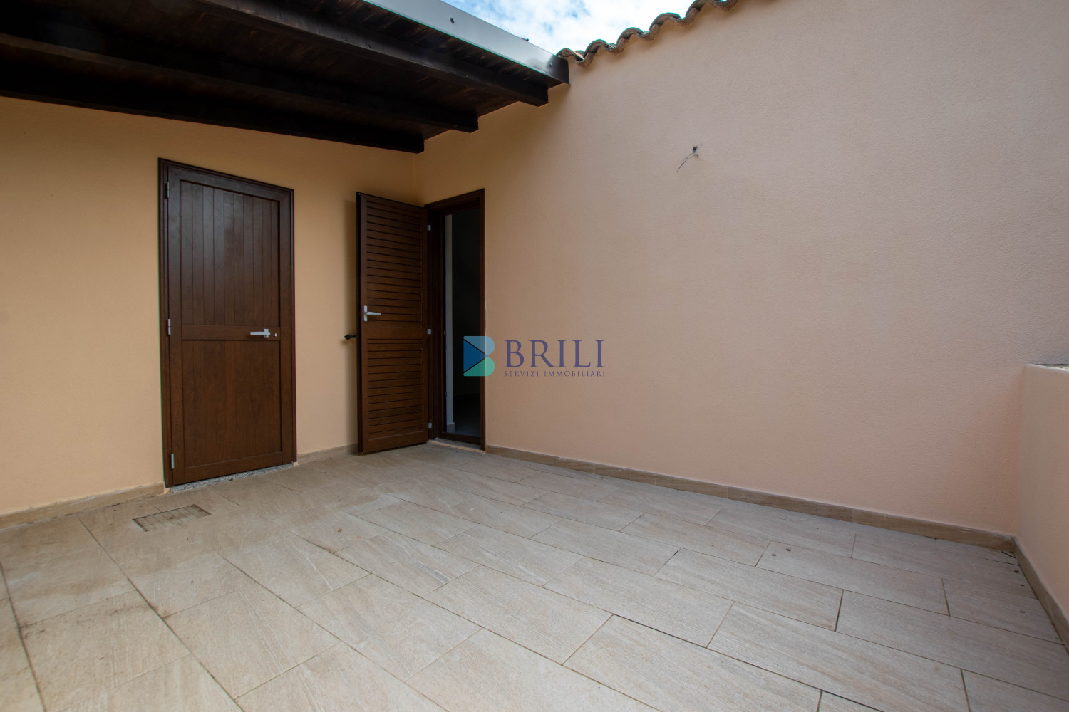 Renovated apartment 200 meters from the sea with a large private garden