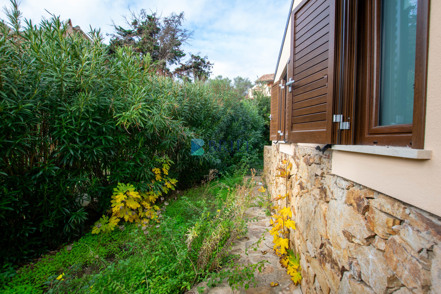 Renovated apartment 200 meters from the sea with a large private garden