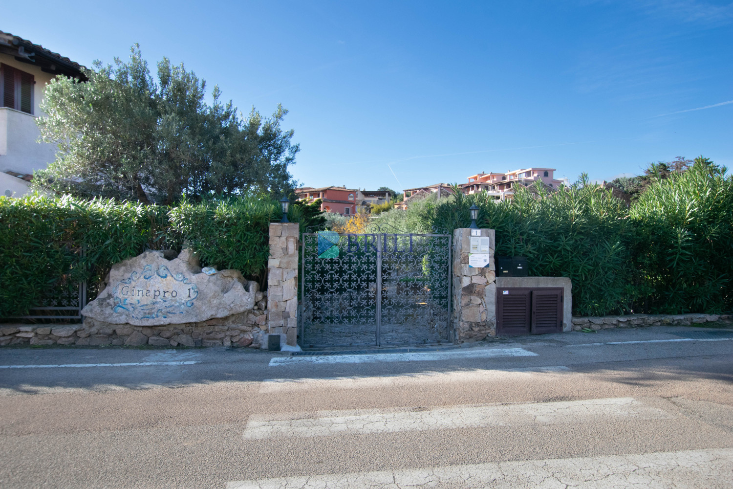 Renovated apartment 200 meters from the sea with a large private garden