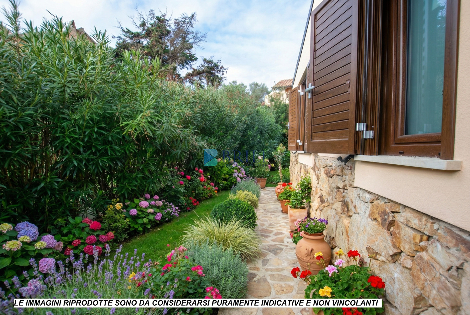 Renovated apartment 200 meters from the sea with a large private garden