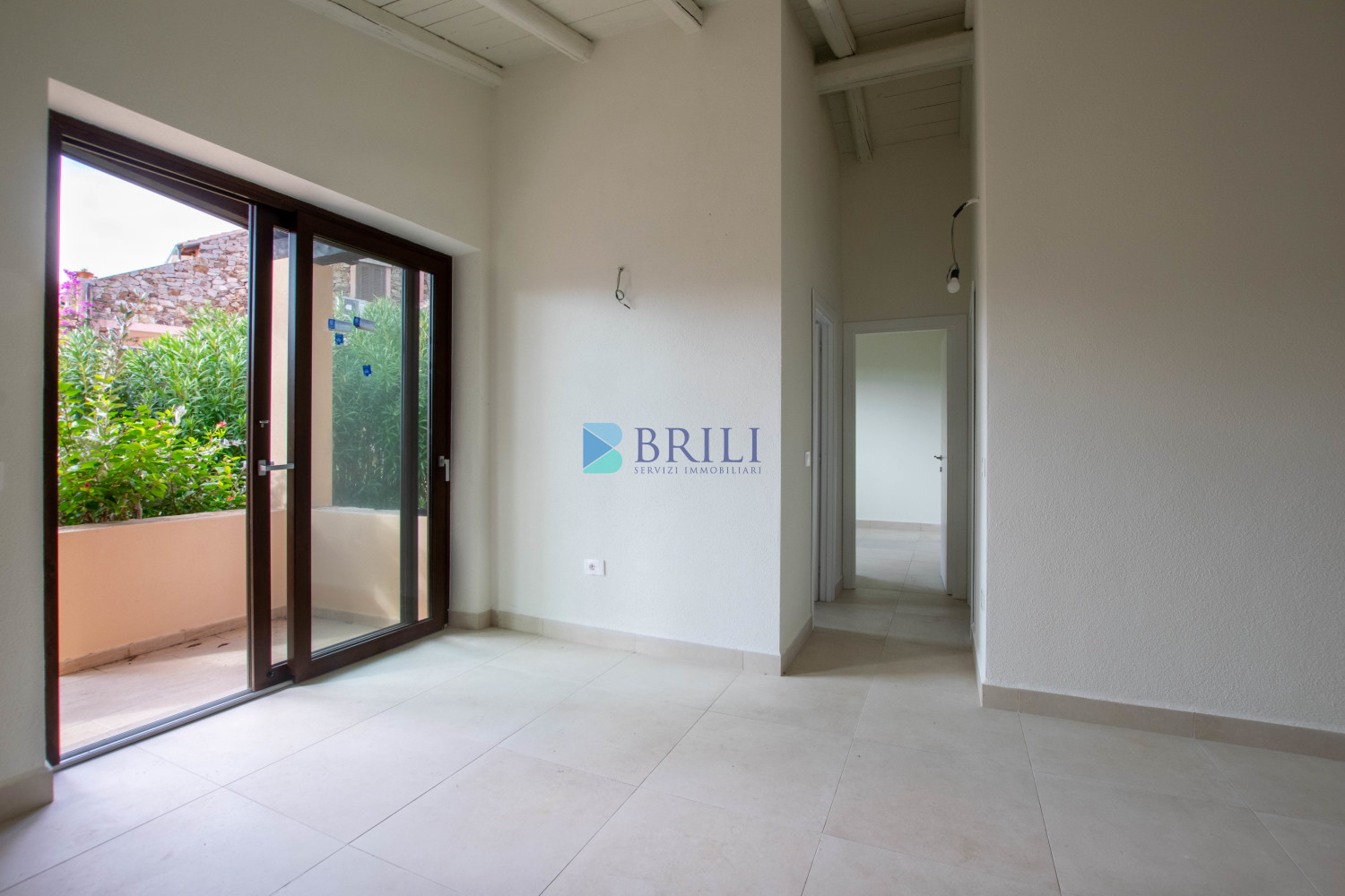 Renovated apartment 200 meters from the sea with a large private garden