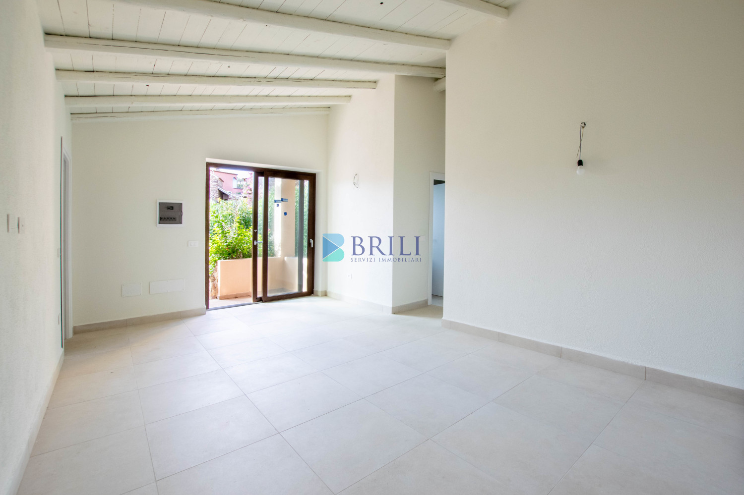 Renovated apartment 200 meters from the sea with a large private garden