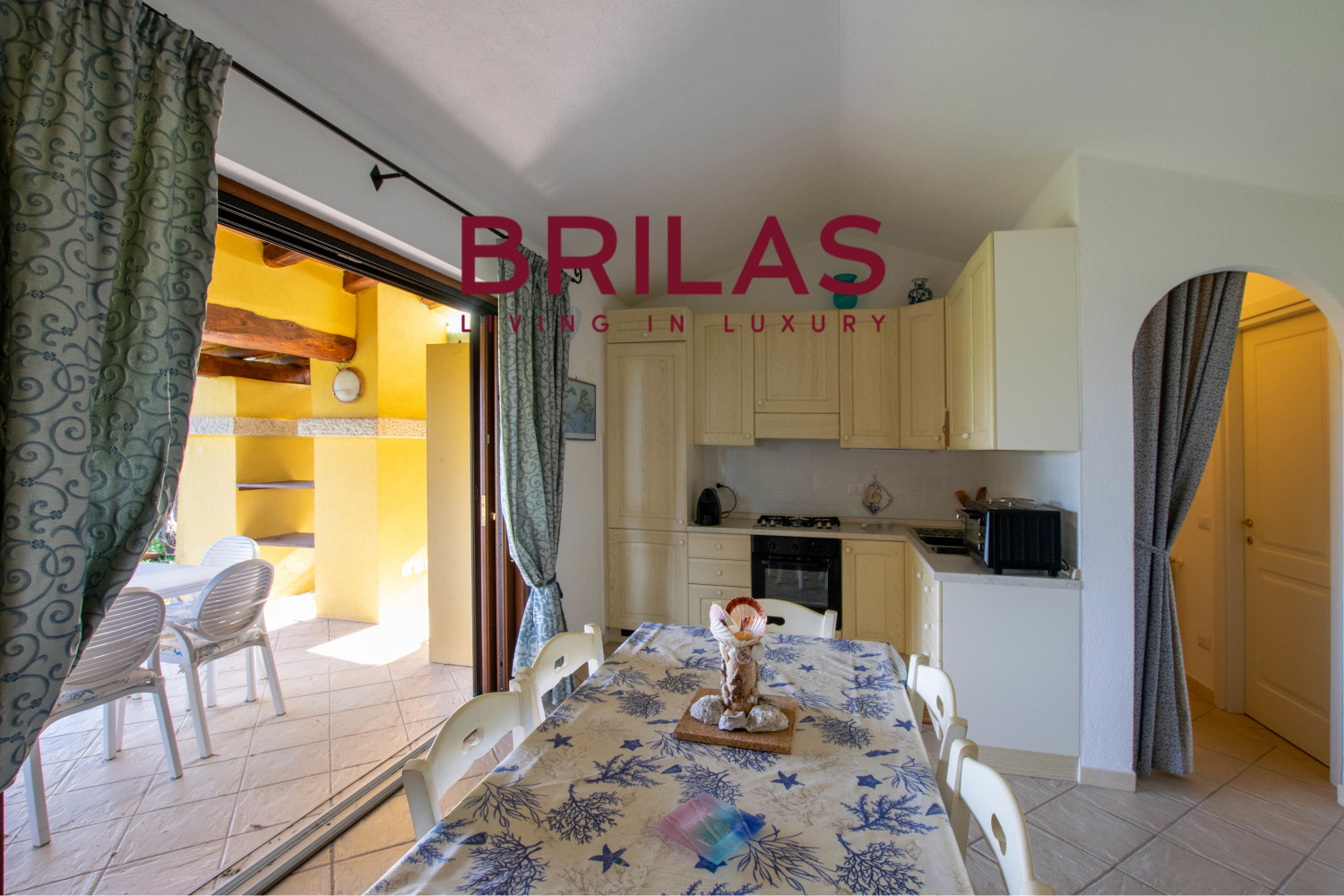 Villa con vista mare, giardino privato e verande coperte