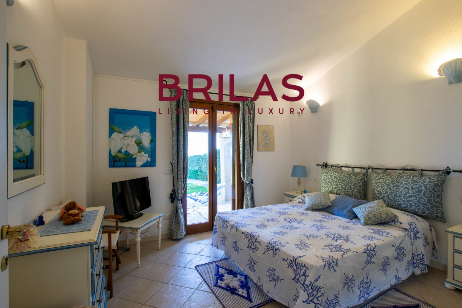 Villa con vista mare, giardino privato e verande coperte