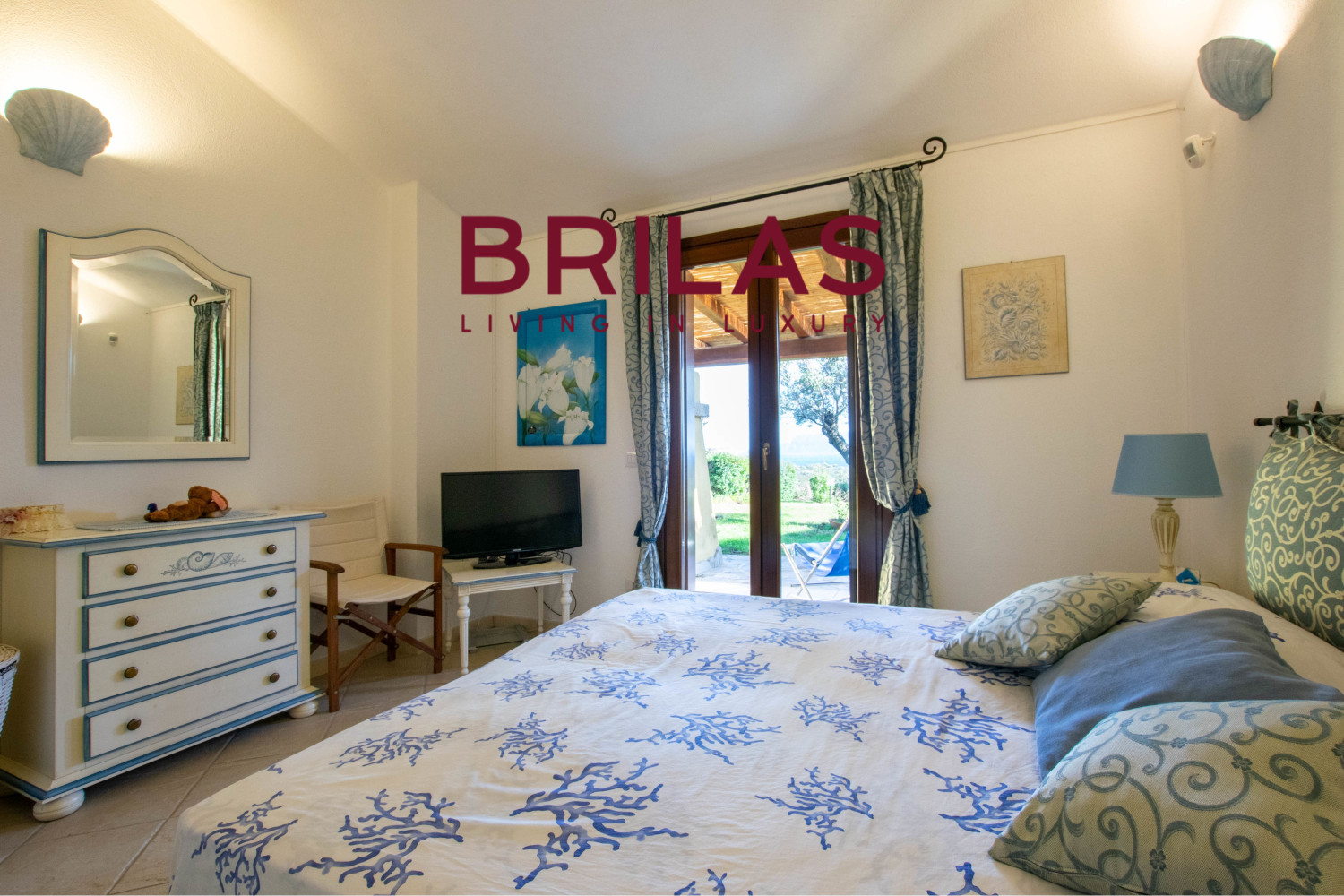 Villa con vista mare, giardino privato e verande coperte