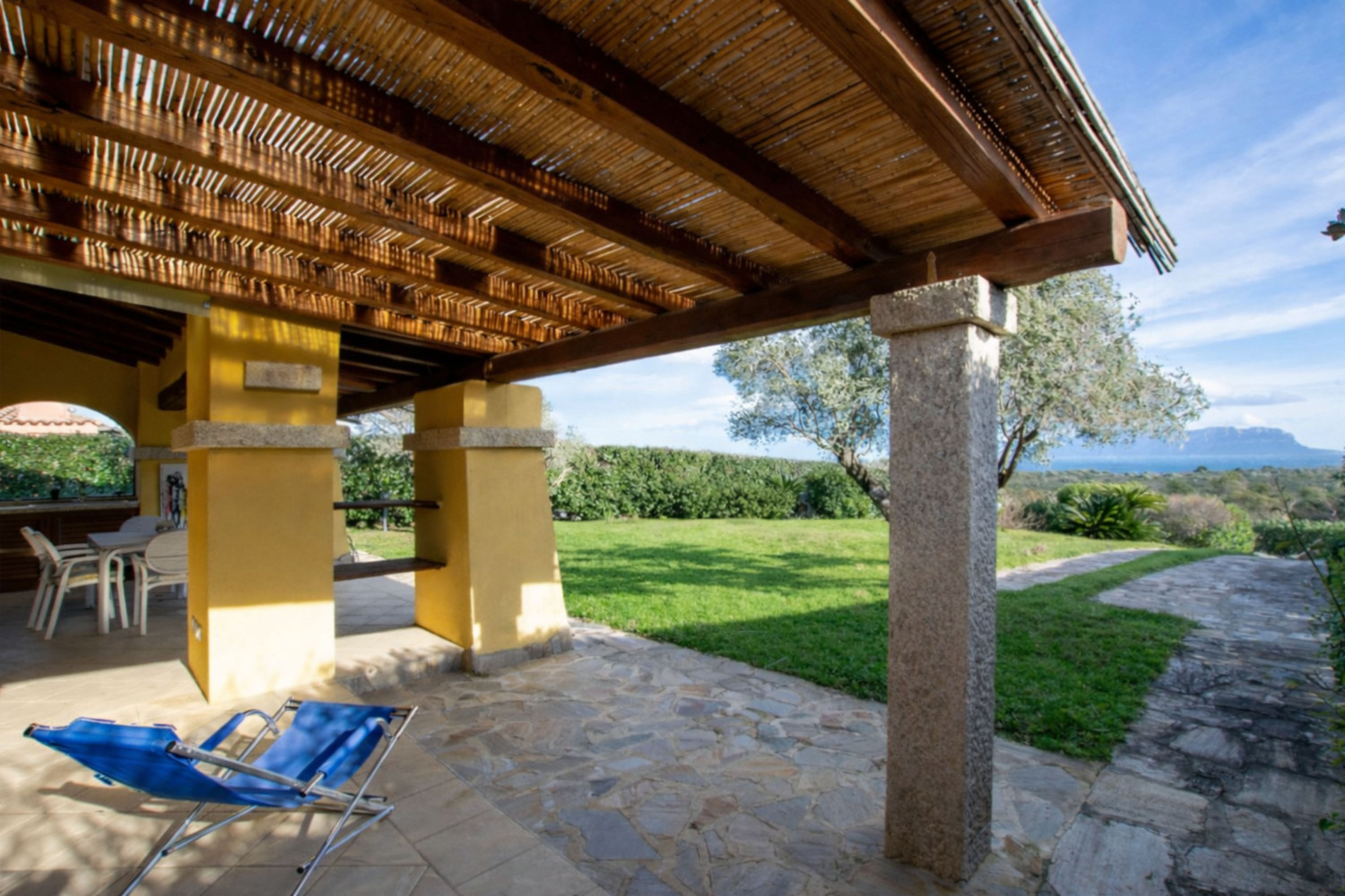 Villa con vista mare, giardino privato e verande coperte