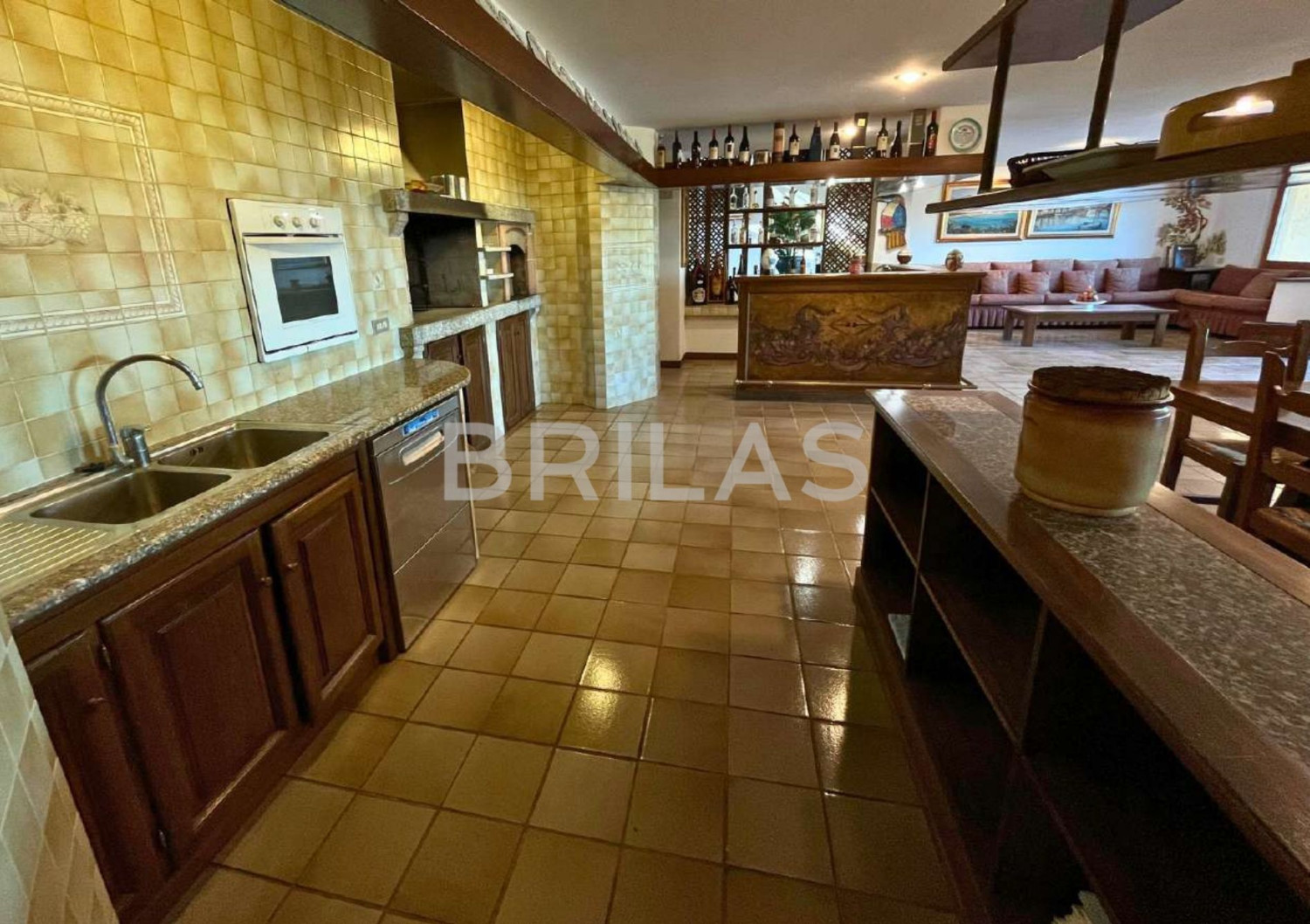 Tenuta di 16 ettari con villa, uliveto e vista mare